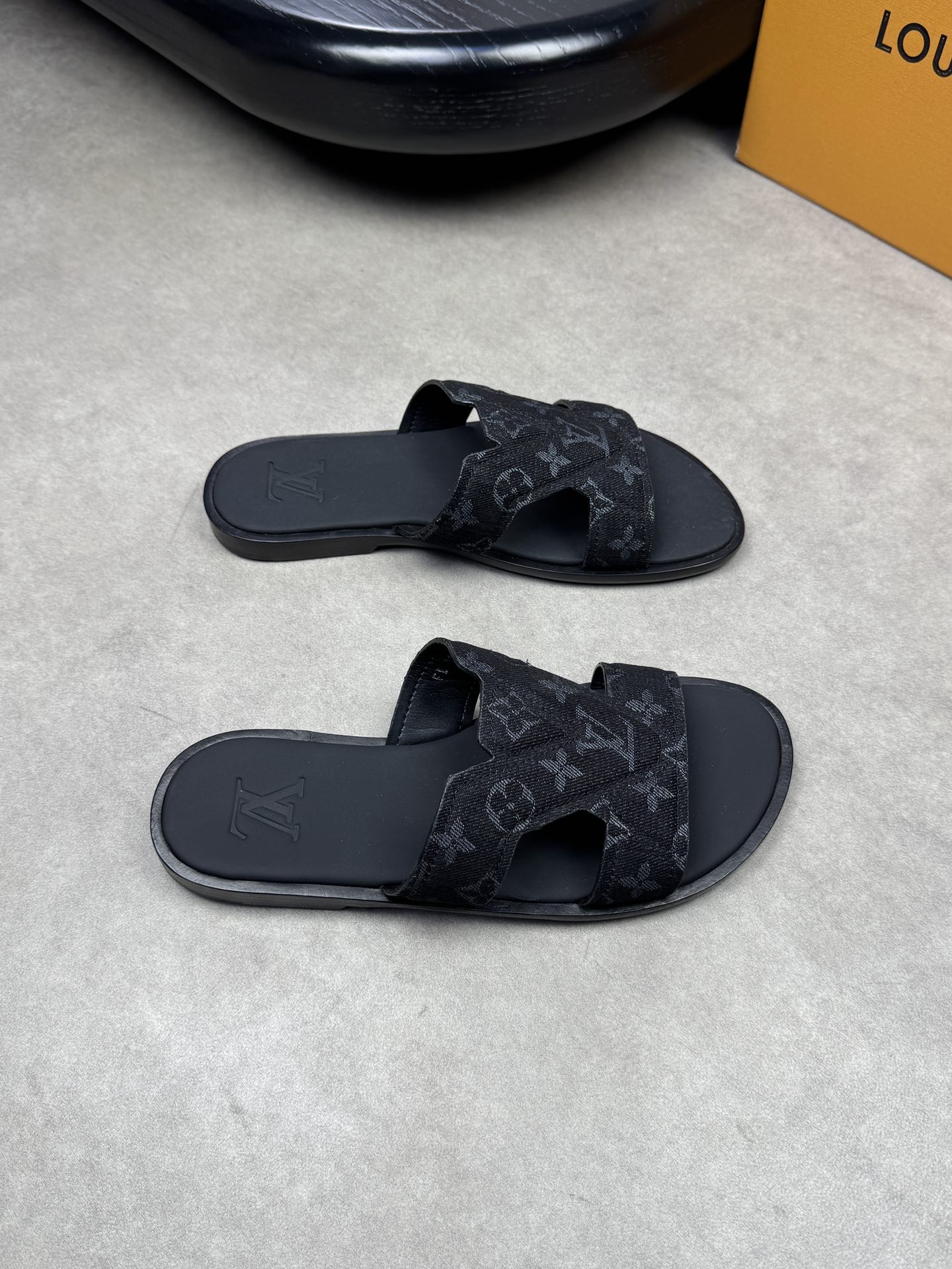 NO:271856,【Louis Vuitton】Louis Vuitton - High-end quality Original single sandals - Upper brand totem cloth, forging brand module - Inner water dyed cowhide, foot pad; Napa cowhide air compressed brand totem - Outsole ultra-light TPR rubber. Leather; genuine leather combination molding outsole - Ultra-high quality control·fine workmanship highlighting (high-end, noble, grade) -Size 39-44 (38.45, 46,47, custom made)·0199,,louis vuitton,louis vuitton,slippers,cowhide19860909【Louis Vuitton】路易威登 -高端品质 原单凉拖鞋 -鞋面品牌图腾布匹、锻造品牌模块 -内里水染牛皮,垫脚；纳帕牛皮空压品牌图腾 -大底超轻TPR橡胶.真皮；真皮组合成型大底 -超高品控·做工精细凸显(高端·贵气·档次) -Size 39-44（38.45, 46,47,可订做)·0199,,louis vuitton,louis vuitton,slippers,cowhide,Men's shoes