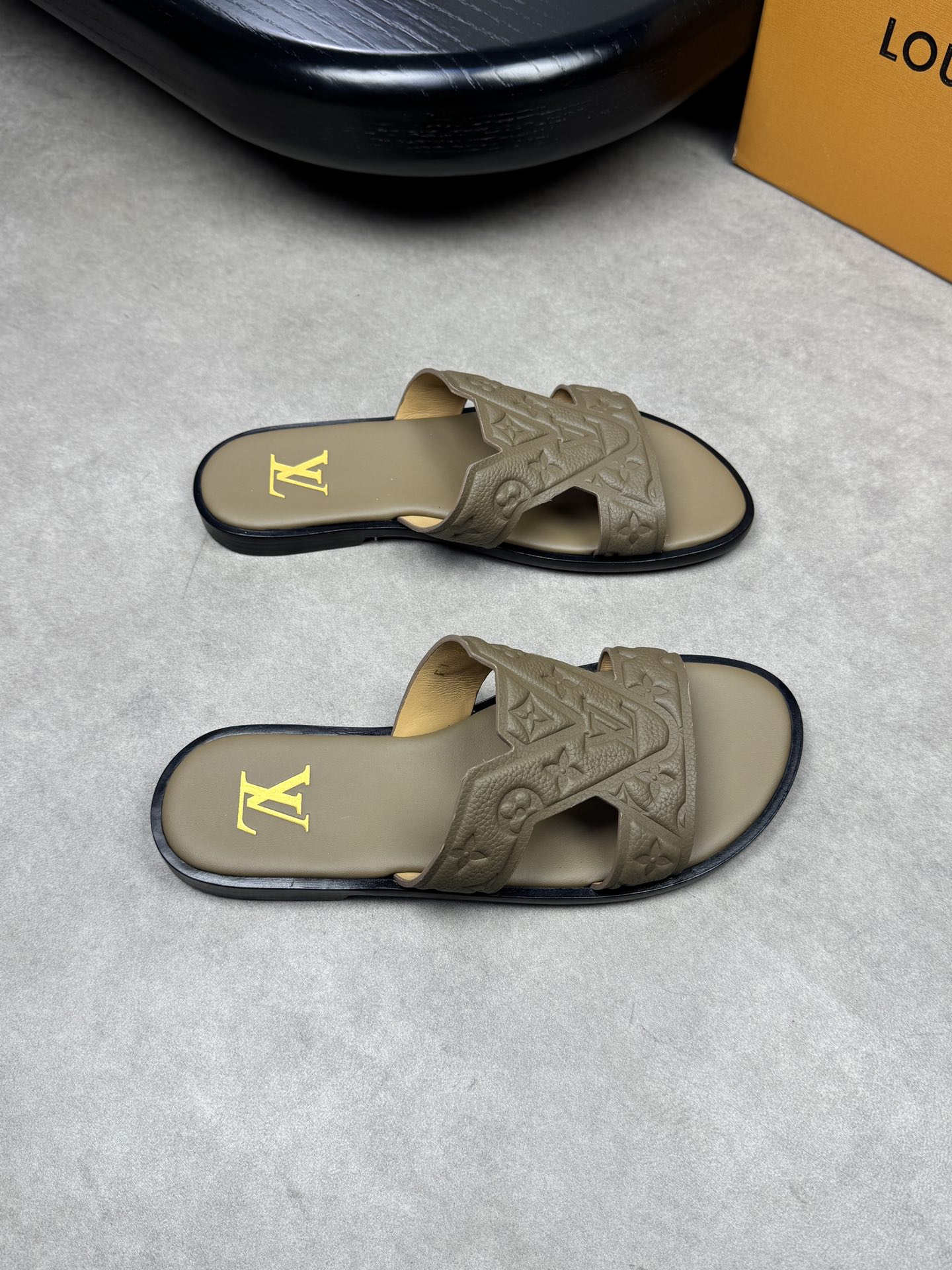 NO:271858,【Louis Vuitton】Louis Vuitton - High-end quality Original single sandals - Upper throwing pattern calfskin air compressor brand totem, forging brand module - Inner water dyed cowhide, foot pad; Napa cowhide air compressor brand totem - Outsole ultra-light TPR rubber. Leather; genuine leather combination molding outsole - Ultra-high quality control·fine workmanship highlight (high-end, noble, grade) -Size 39-44 (38.45, 46,47, custom made)·0199,,louis vuitton,louis vuitton,slippers,cowhide19860909【Louis Vuitton】路易威登 -高端品质 原单凉拖鞋 -鞋面摔纹小牛皮空压品牌图腾、锻造品牌模块 -内里水染牛皮,垫脚；纳帕牛皮空压品牌图腾 -大底超轻TPR橡胶.真皮；真皮组合成型大底 -超高品控·做工精细凸显(高端·贵气·档次) -Size 39-44（38.45, 46,47,可订做)·0199,,louis vuitton,louis vuitton,slippers,cowhide,Men's shoes