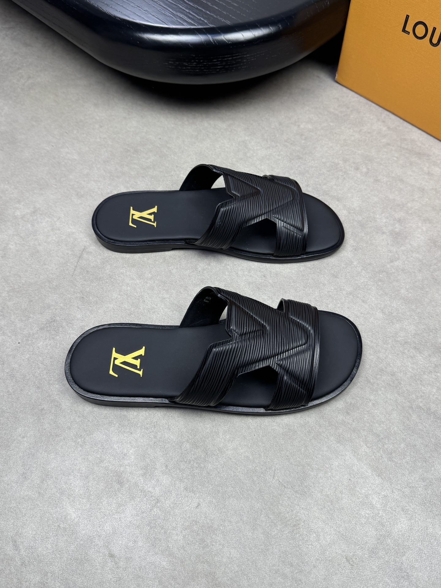 NO:271860,【Louis Vuitton】Louis Vuitton - High-end quality Original single sandals - Upper toothpick pattern calfskin air compressor brand totem, forging brand module - Inner water dye cowhide, foot pad; Napa cowhide air compressor brand totem - Outsole ultralight TPR rubber. genuine leather; genuine leather combination molding outsole - Ultra high quality control·fine workmanship highlight (high-end, noble, grade) -Size 39-44 (38.45, 46,47, custom made)·0199,,louis vuitton,louis vuitton,slippers,cowhide19860909【Louis Vuitton】路易威登 -高端品质 原单凉拖鞋 -鞋面牙签纹小牛皮空压品牌图腾、锻造品牌模块 -内里水染牛皮,垫脚；纳帕牛皮空压品牌图腾 -大底超轻TPR橡胶.真皮；真皮组合成型大底 -超高品控·做工精细凸显(高端·贵气·档次) -Size 39-44（38.45, 46,47,可订做)·0199,,louis vuitton,louis vuitton,slippers,cowhide,Men's shoes