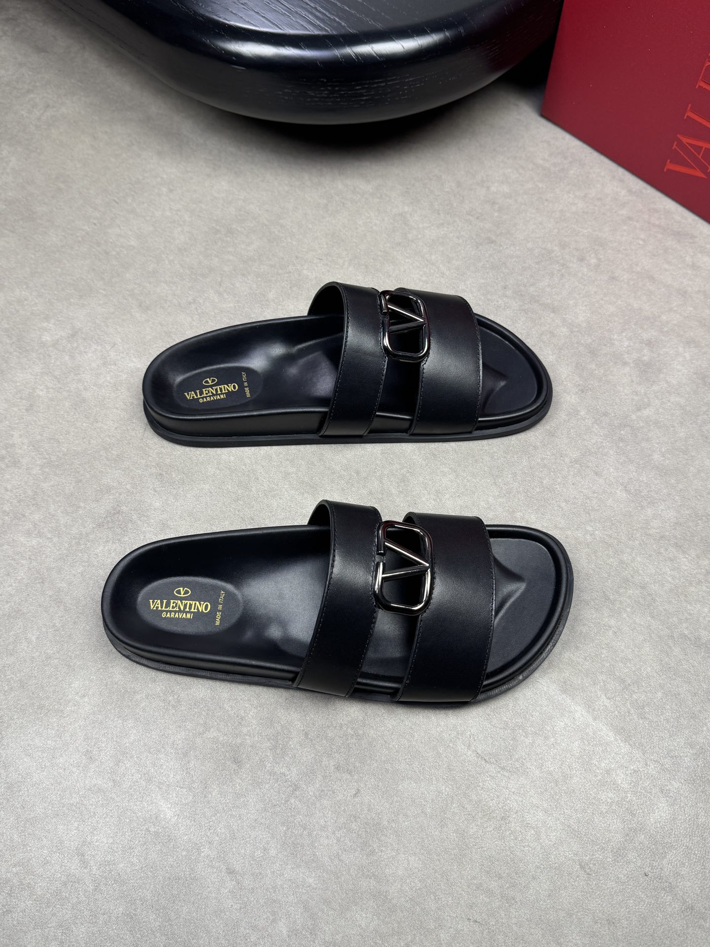 NO:271864,【VALENTION】Valentino - High-end quality Original single sandals - Upper Napa calfskin, brand metal fastener - Inner water dyed cowhide, foot pad; TPU water table - Outsole ultra-light TPU·rubber; Combined molding outsole - Ultra-high quality control, fine workmanship highlighted (high-end, noble, grade) -Size39-44 (38, 45, 46, custom made)·VL0119,,valentino,valentino,slippers,cowhide19860909【VALENTION】华伦天奴 -高端品质 原单凉拖鞋 -鞋面纳帕小牛皮、品牌金属扣件 -内里水染牛皮,垫脚；TPU水台 -大底超轻TPU·橡胶；组合成型大底 -超高品控·做工精细凸显(高端·贵气·档次) -Size39-44（38,45,46,可订做)·VL0119,,valentino,valentino,slippers,cowhide,Men's shoes