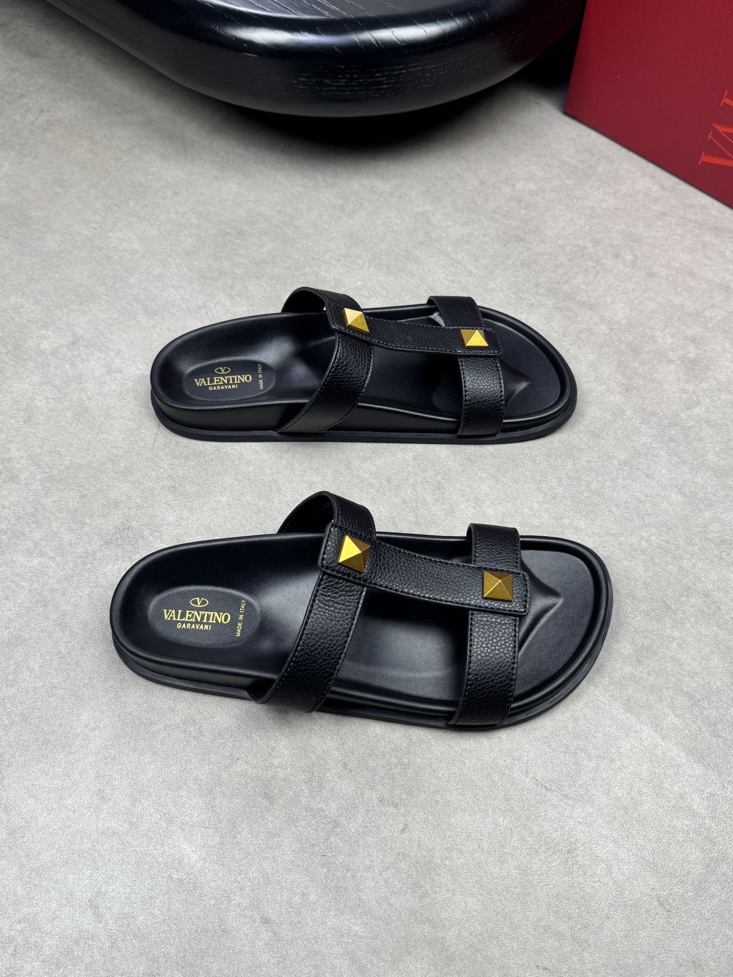 NO:271866,【VALENTION】 Valentino - High-end quality Original single sandals - Upper lying calfskin, brand rivet fastener - Inner water dyed cowhide, foot pad; TPU water table - Outsole ultra-light TPU·rubber; Combined molding outsole - Ultra-high quality control, fine workmanship highlighted (high-end, noble, grade) - Size39-44 (38, 45, 46, custom made)·VL0119,,valentino,valentino,slippers,cowhide19860909【VALENTION】华伦天奴 -高端品质 原单凉拖鞋 -鞋面荔纹小牛皮、品牌铆钉扣件 -内里水染牛皮,垫脚；TPU水台 -大底超轻TPU·橡胶；组合成型大底 -超高品控·做工精细凸显(高端·贵气·档次) -Size39-44（38,45,46,可订做)·VL0119,,valentino,valentino,slippers,cowhide,Men's shoes