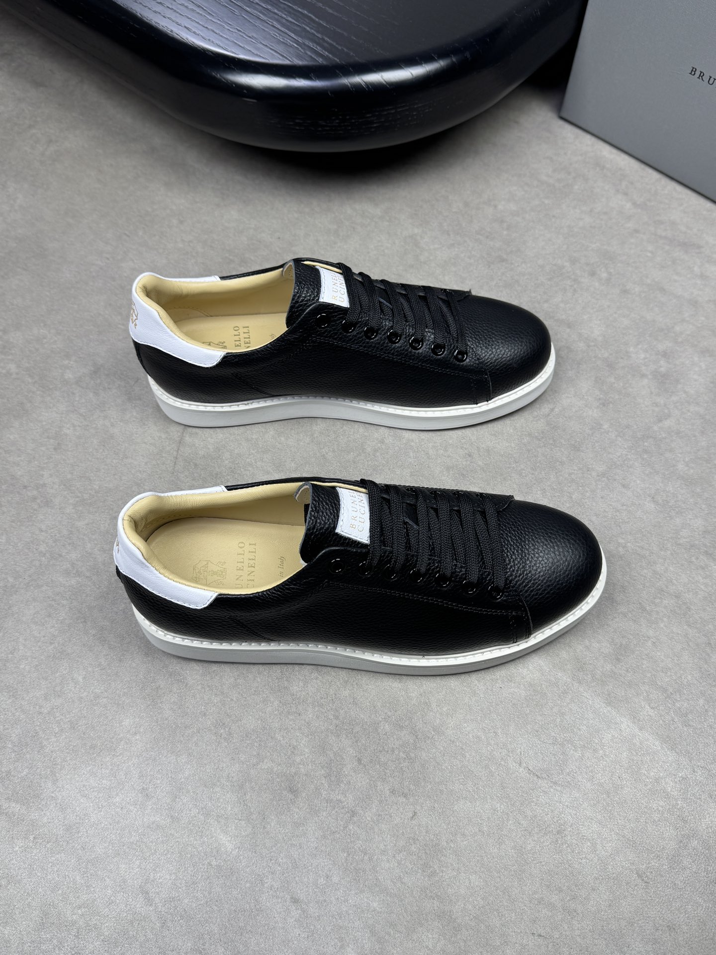 NO:271868,【Brunello Cucinelli】Brunello Cucinelli - High-end quality Original single couple outfit - upper lychew calfskin, tongue heel high Zhoubo brand totem - inner water dye mixed-brand sheepskin - outsole ultra-light wear-resistant velvet rubber; combined molding two-color outsole - ultra-high quality control, fine workmanship highlighted (high-end, noble, grade) -Size 38-44 (38, 45, 46, custom made)·03396,,brunello cucinelli,cowhide,sheepskin19860909【 Brunello Cucinelli】布鲁内洛·库奇内利 -高端品质 原单情侣装 -鞋面荔纹小牛皮、鞋舌后跟高周波品牌图腾 -内里水染混种羊皮 -大底超轻耐磨绒·橡胶；组合成型双色大底 -超高品控·做工精细凸显(高端·贵气·档次) -Size 38-44（38,45,46,可订做)·03396,,brunello cucinelli,cowhide,sheepskin,Men's shoes