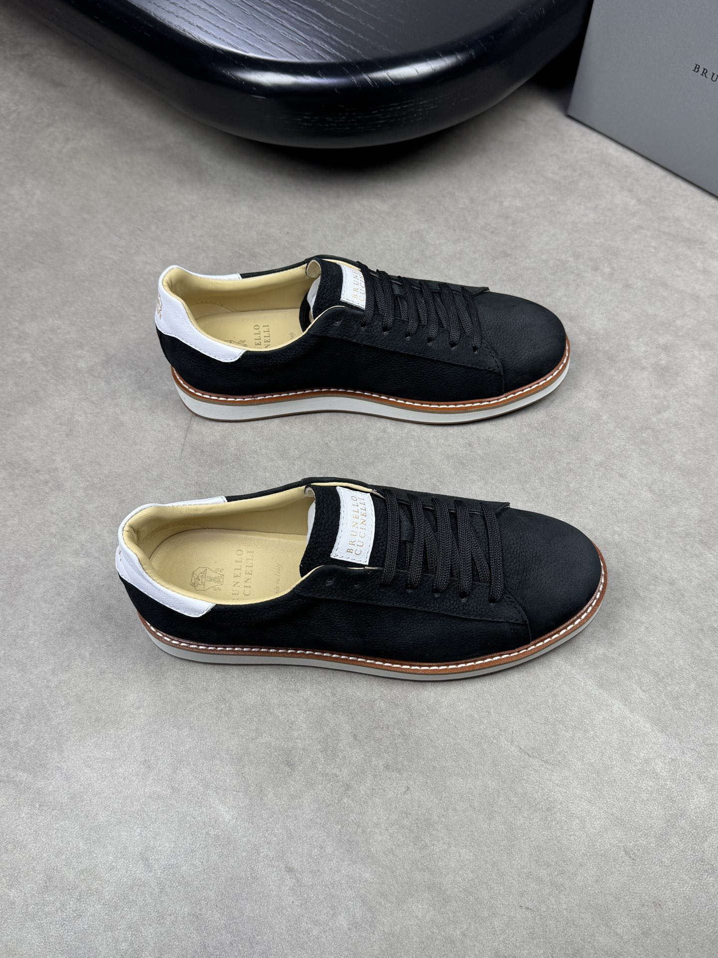 NO:271870,【Brunello Cucinelli】Brunello Cucinelli - High-end quality Original single - Upper frosted lychee calfskin, tongue heel high Zhoubo brand totem - Inner water dyed mixed-brand sheepskin - Outsole ultra-light wear-resistant velvet rubber; Combined molding two-color outsole - Ultra-high quality control, fine workmanship highlighted (high-end, noble, grade) -Size 38-44 (38, 45, 46, custom made)·03396,,brunello cucinelli,cowhide,sheepskin19860909【 Brunello Cucinelli】布鲁内洛·库奇内利 -高端品质 原单 -鞋面磨砂荔纹小牛皮、鞋舌后跟高周波品牌图腾 -内里水染混种羊皮 -大底超轻耐磨绒·橡胶；组合成型双色大底 -超高品控·做工精细凸显(高端·贵气·档次) -Size 38-44（38,45,46,可订做)·03396,,brunello cucinelli,cowhide,sheepskin,Men's shoes