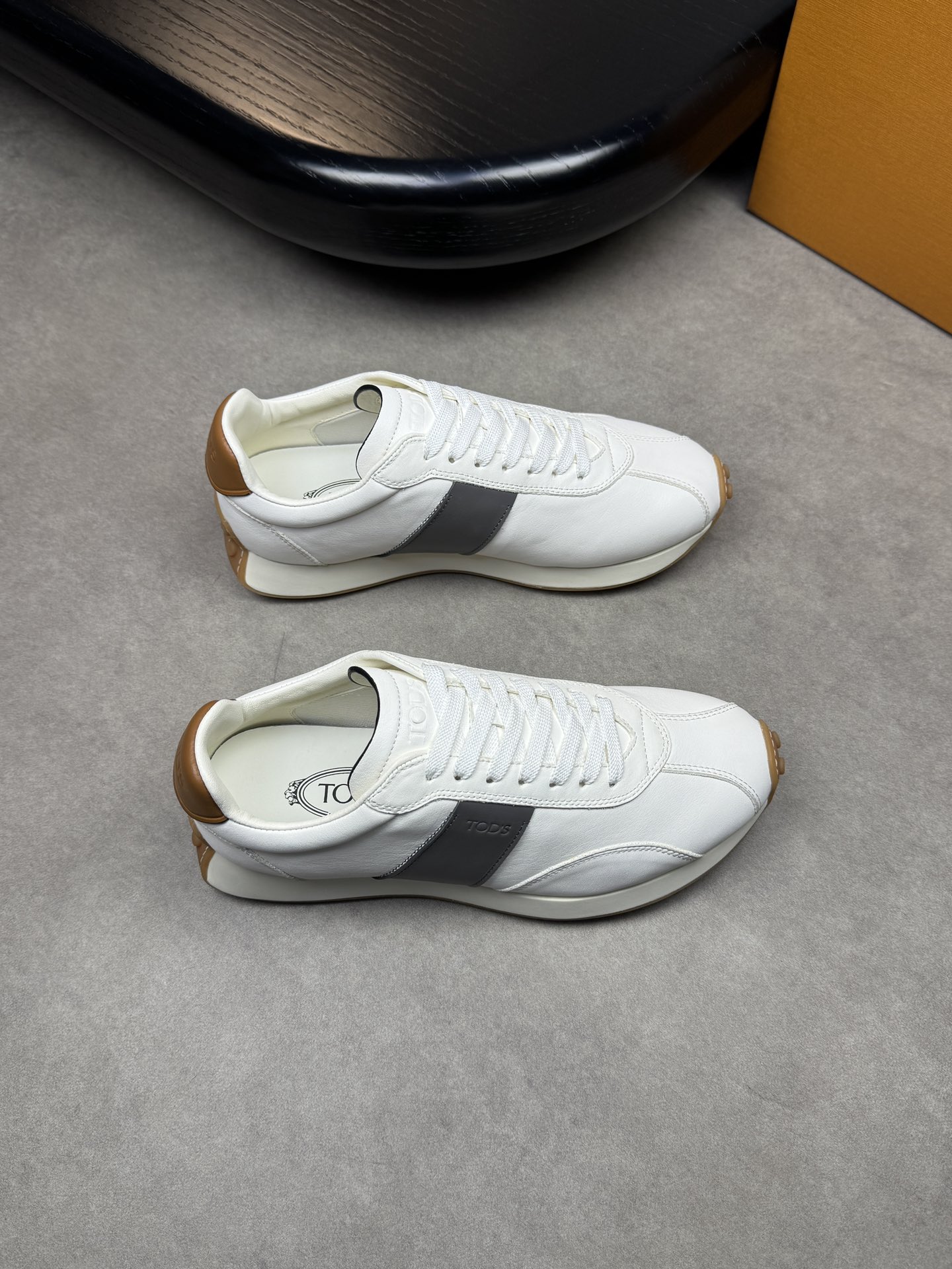NO:272063,【TOD's】Todds - High-end quality Original single casual sneakers - Upper Napa calfskin, tongue, shoe body, heel air compressor brand logo - Inner water dyed cowhide - Outsole ultra-light wear-resistant velvet, rubber; Two-color combination molding outsole - Ultra-high quality control, fine workmanship highlighted (high-end, noble, grade) -Size 38-44 (45, custom made)·03726,,Tod's, sneakers, cowhide19860909【TOD's】托德斯 -高端品质 原单休闲运动鞋 -鞋面纳帕小牛皮、鞋舌.鞋身.后跟空压品牌logo -内里水染牛皮 -大底超轻耐磨绒·橡胶；双色组合成型大底 -超高品控·做工精细凸显(高端·贵气·档次) -Size 38-44（45,可订做)·03726,,Tod's,sneakers,cowhide,Men's shoes