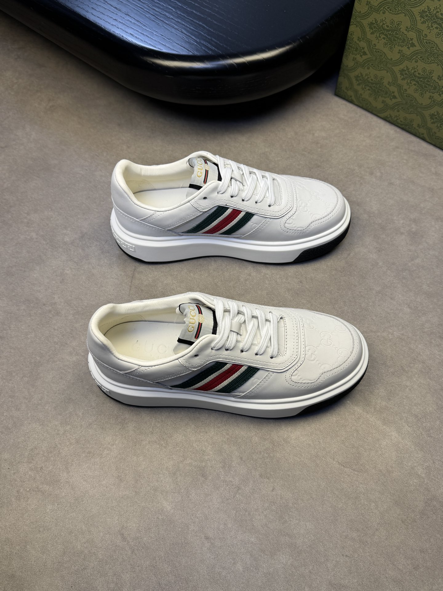 NO:272272,【Gucci】Gucci - High-end quality Original single casual sneakers - Upper Napa calfskin, air-pressure brand totem, brand totem webbing - Inner water-dyed cowhide - Outsole ultra-light TPU·rubber; Two-color molded sole - Ultra-high quality control·fine workmanship highlighted (high-end, noble, grade) -Size 38-44 (45, custom made)·03726,,gucci,gucci,sneakers,cowhide19860909【Gucci】古驰 -高端品质 原单休闲运动鞋 -鞋面纳帕小牛皮、空压品牌图腾、品牌图腾织带 -内里水染牛皮 -大底超轻TPU·橡胶；双色成型大底 -超高品控·做工精细凸显(高端·贵气·档次) -Size 38-44（45,可订做)·03726,,gucci,gucci,sneakers,cowhide,Men's shoes