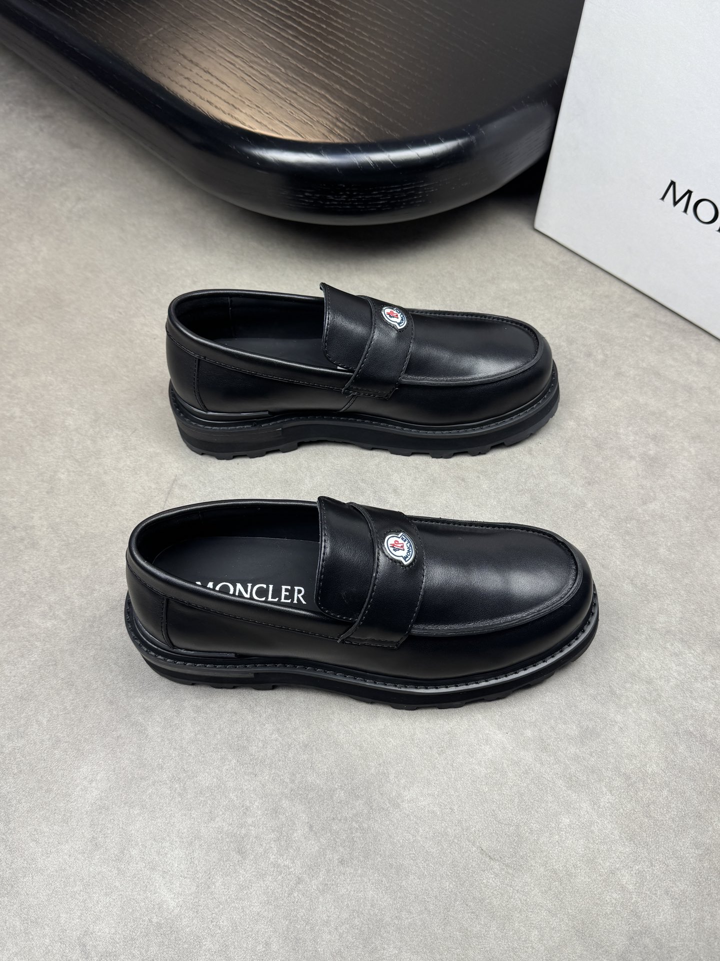 NO:272191,【MONCLER】Mongkelai (blind) - High-end quality Original single formal leather shoes - Upper Napa calfskin, outer joint stitching process, cross-bond brand logo - Inner water dyed cowhide - Outsole ultra-light wear-resistant velvet·rubber; Combined molding outsole - Ultra-high quality control·fine workmanship highlighted (high-end·noble·grade) -Size 39-44 (38,45,46, custom made)·0186,,Moncler,Moncler,cowhide19860909【MONCLER】盟可睐(蒙口) -高端品质 原单正装皮鞋 -鞋面纳帕小牛皮、外合车缝线工艺、横担品牌Logo -内里水染牛皮 -大底超轻耐磨绒·橡胶；组合成型大底 -超高品控·做工精细凸显(高端·贵气·档次) -Size 39-44（38,45,46,可订做)·0186,,Moncler,Moncler,cowhide,Men's shoes