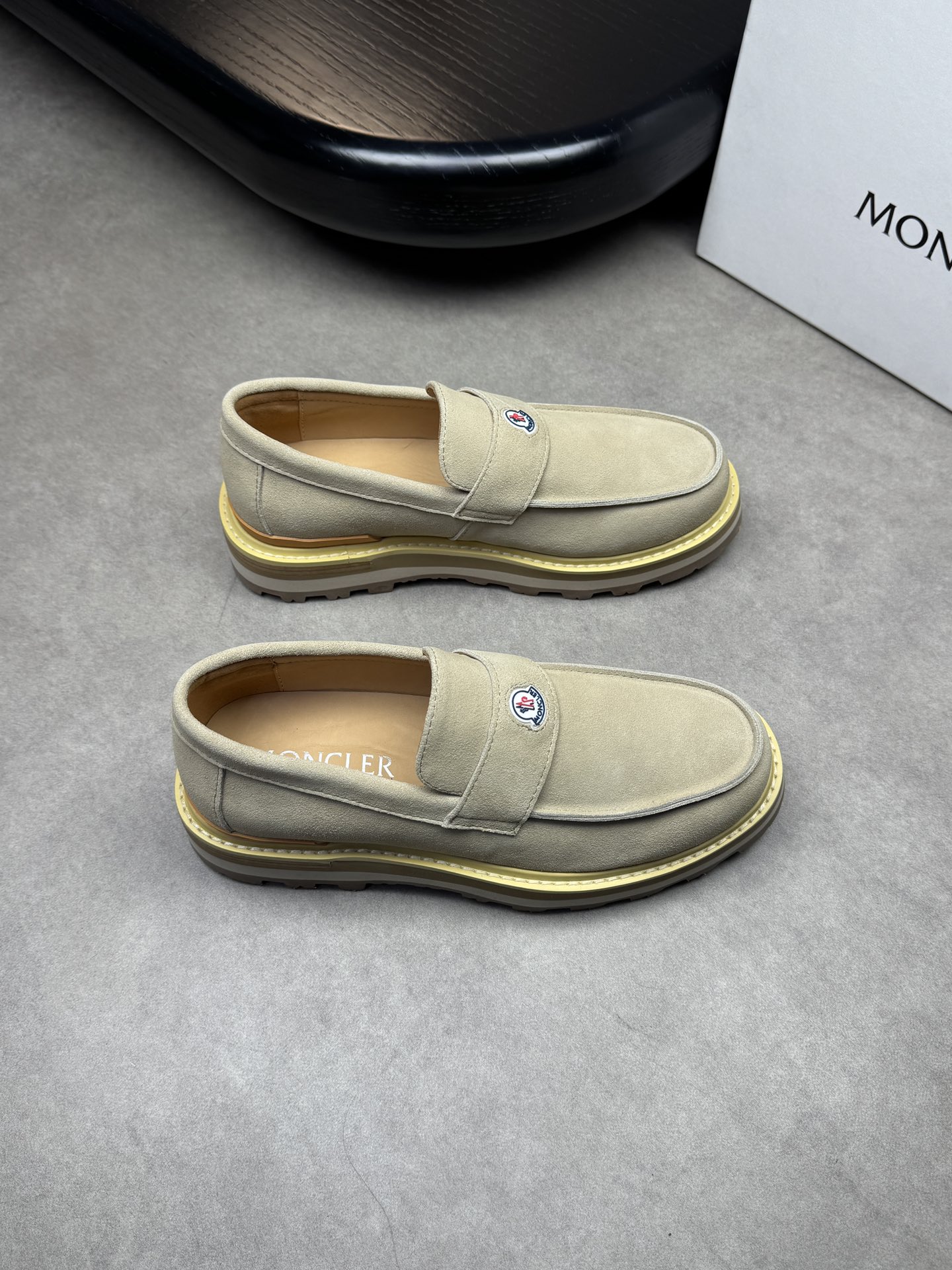 NO:272174,【MONCLER】Mongkelai (blind) - High-end quality Original single formal leather shoes - Upper reverse velvet calfskin, outer stitching process, cross-bond brand logo - Inner water dyed cowhide - Outsole ultralight wear-resistant velvet rubber; Combined molding outsole - Ultra-high quality control, fine workmanship highlighted (high-end, noble, grade) -Size 39-44 (38, 45, 46, custom made)·0186,, Moncler, Moncler, cowhide19860909【MONCLER】盟可睐(蒙口) -高端品质 原单正装皮鞋 -鞋面反绒小牛皮、外合车缝线工艺、横担品牌Logo -内里水染牛皮 -大底超轻耐磨绒·橡胶；组合成型大底 -超高品控·做工精细凸显(高端·贵气·档次) -Size 39-44（38,45,46,可订做)·0186,,Moncler,Moncler,cowhide,Men's shoes