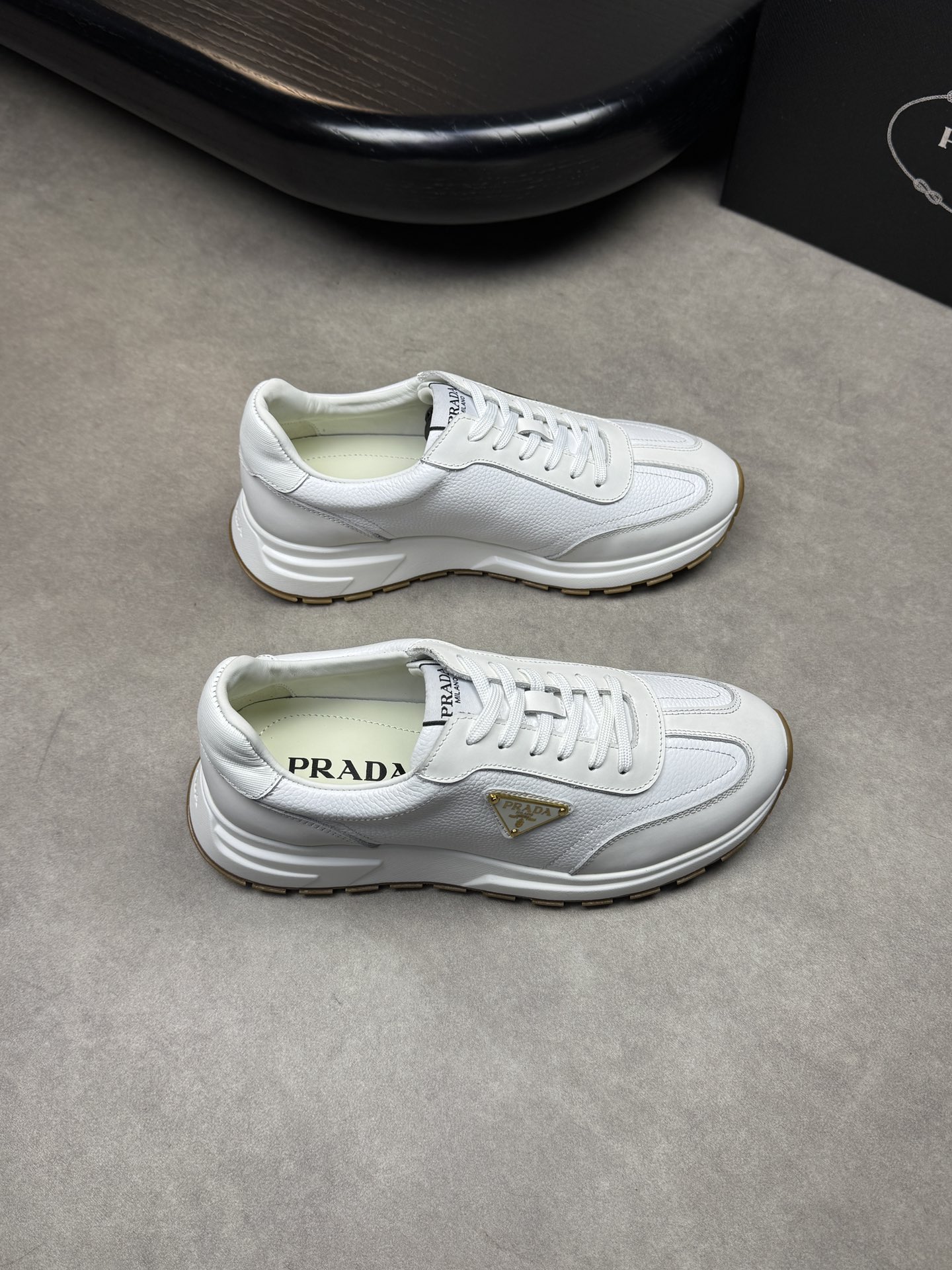 NO:272178,【PRADA】Prada - High-end quality Original single casual sneakers - Upper Napa calfskin, slam-patterned calfskin, shoe body brand metal fastener, shoe tongue brand logo cloth - Inner water dyed cowhide - Outsole ultra-light TPU foaming·rubber; molded outsole - Ultra-high quality control·fine workmanship highlighted (high-end, noble, grade) -Size 38-44 (45, custom made),,prada,prada,sneakers,cowhide19860909【PRADA】普拉达  -高端品质 原单休闲运动鞋 -鞋面纳帕小牛皮、摔纹小牛皮、鞋身品牌金属扣件、鞋舌品牌logo布标 -内里水染牛皮 -大底超轻TPU发泡·橡胶；成型大底 -超高品控·做工精细凸显(高端·贵气·档次) -Size 38-44（45,可订做),,prada,prada,sneakers,cowhide,Men's shoes
