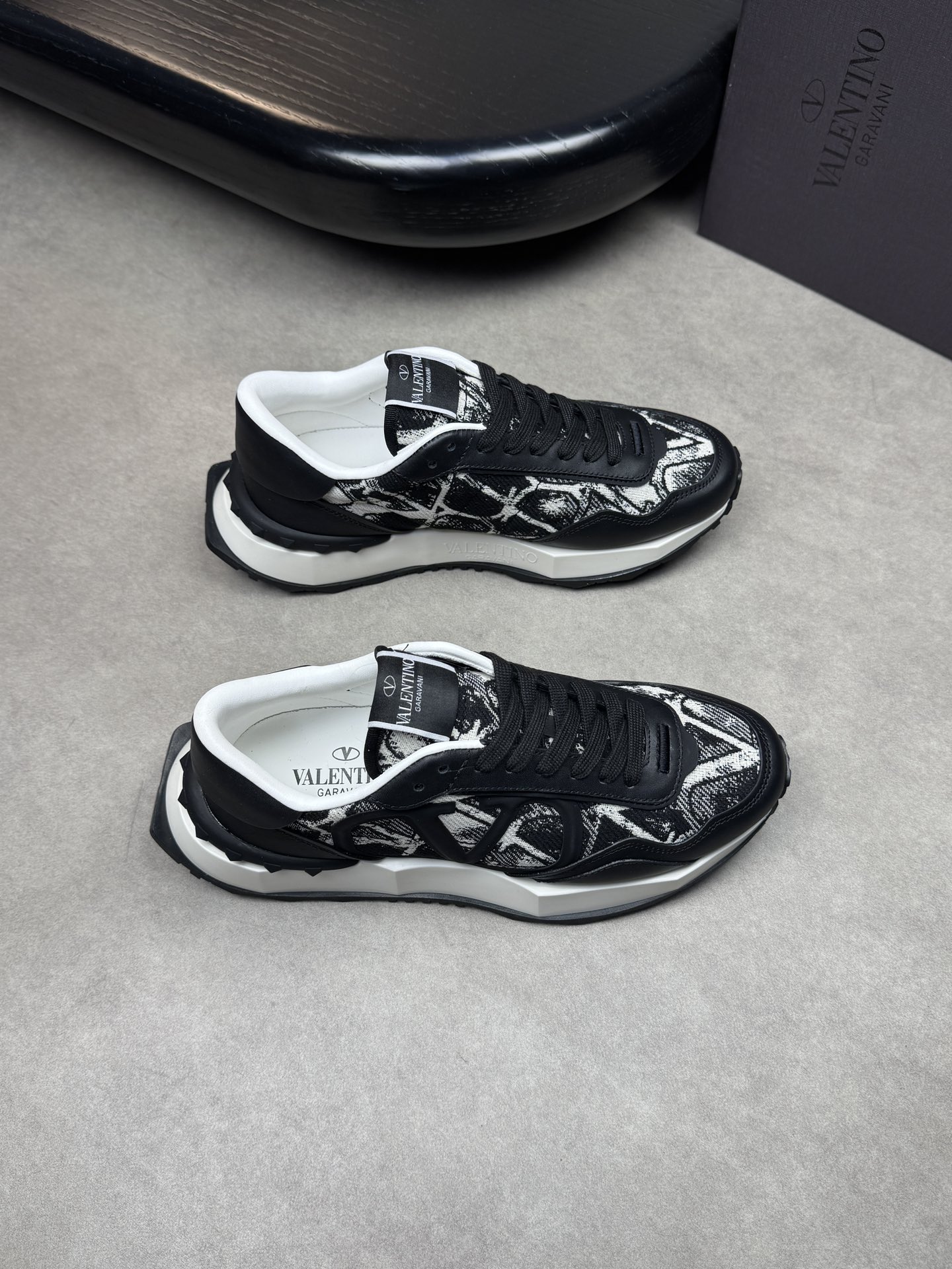 NO:272495,【VALENTION】 Valentino - High-end quality Original single casual sneakers - Upper Napa calfskin, brand totem canvas cloth, shoe body Hot brand logo totem - Inner water dyed cowhide - Outsole ultra-light TPU foaming·rubber; Combined molding outsole - Ultra-high quality control·fine workmanship highlighted (high-end·noble·grade) -Size39-44 (38,45 can be customized)·VL03858,,valentino,valentino,sneakers,cowhide19860909【VALENTION】华伦天奴 -高端品质 原单休闲运动鞋 -鞋面纳帕小牛皮、品牌图腾帆布布匹、鞋身热切品牌Logo图腾 -内里水染牛皮 -大底超轻TPU发泡·橡胶；组合成型大底 -超高品控·做工精细凸显(高端·贵气·档次) -Size39-44（38,45可订做)·VL03858,,valentino,valentino,sneakers,cowhide,Men's shoes