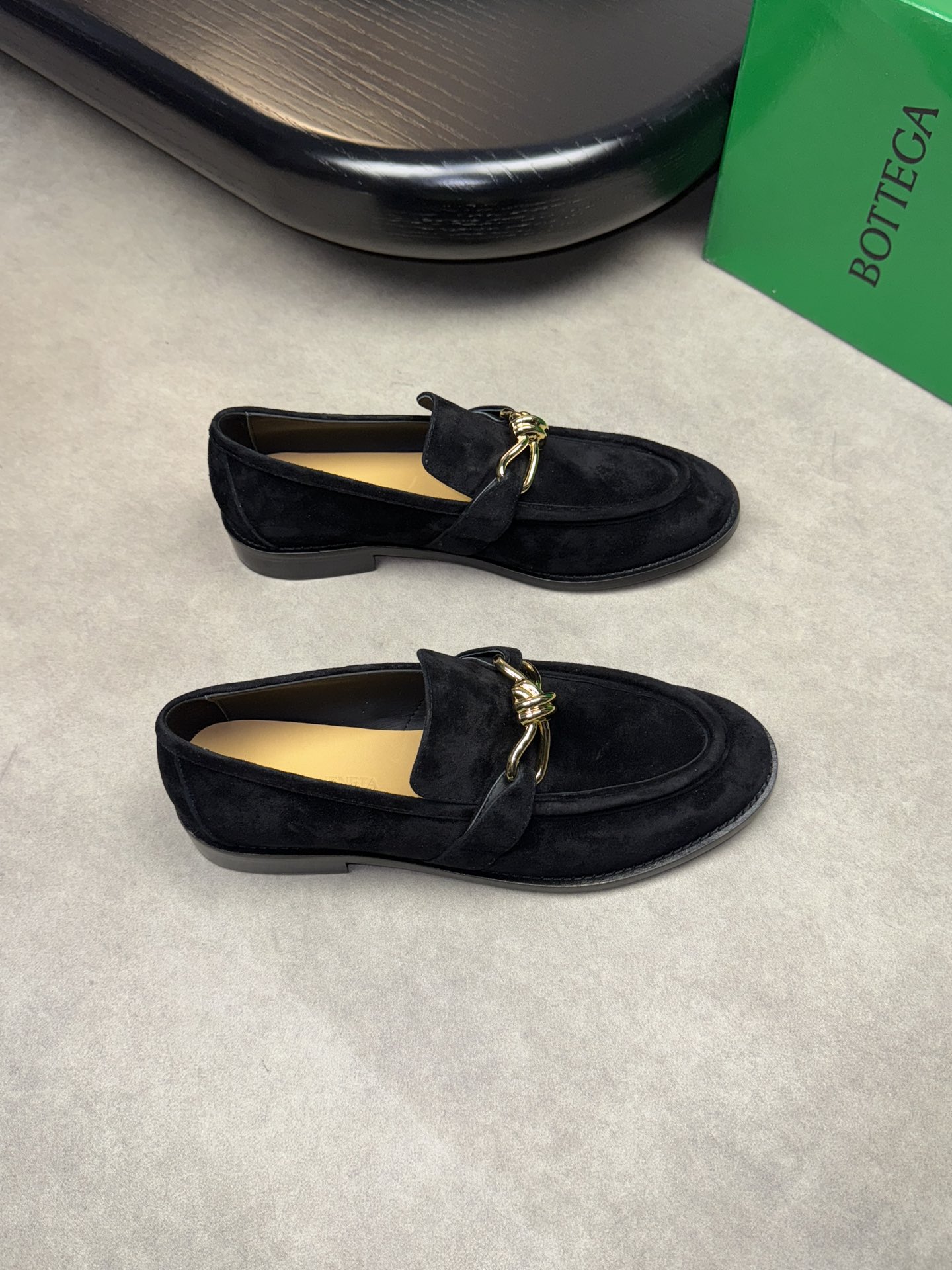 NO:272600,【BOTTEGA VENETA】Bottega - High-end quality original single formal shoes - Upper reverse velvet sheepskin, shoe tongue brand metal fastener, handmade string sewing mark thread - Inner water dyed sheepskin - Outsole ultra-light TPR. leather. Rubber; Combined molded leather outsole - Ultra-high quality control·fine workmanship highlighted (high-end, noble, grade) -Size39-44 (38,45 can be customized)·0133,,bottega veneta, sheepskin,Leather soles19860909【BOTTEGA VENETA】宝缇嘉  -高端品质 原单 正装鞋 -鞋面反绒羊皮、鞋舌品牌金属扣件、手工串缝马克线 -内里水染羊皮 -大底超轻TPR.真皮.橡胶；组合成型真皮大底 -超高品控·做工精细凸显(高端·贵气·档次) -Size39-44（38,45可订做)·0133,,bottega veneta,sheepskin,Leather soles,Men's shoes