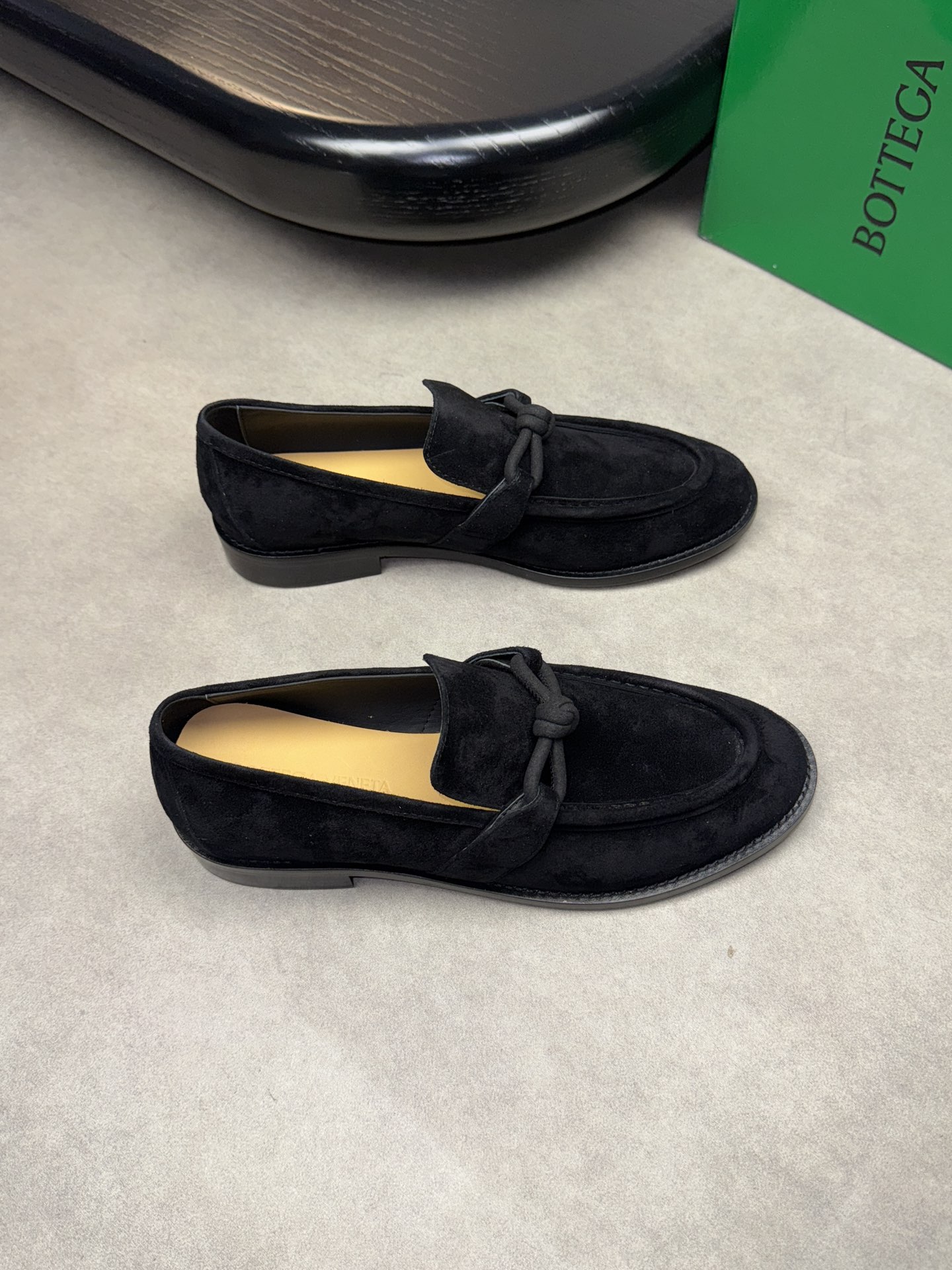 NO:272602,【BOTTEGA VENETA】Bottega - High-end quality original single formal shoes - Upper reverse velvet sheepskin, shoe tongue brand buckle, handmade string sewing mark thread - Inner water dyed sheepskin - Outsole ultra-light TPR. leather. Rubber; Combined molded leather outsole - Ultra-high quality control·fine workmanship highlighted (high-end, noble, grade) -Size39-44 (38,45 can be customized)·0133,,bottega veneta, sheepskin,Leather soles19860909【BOTTEGA VENETA】宝缇嘉  -高端品质 原单 正装鞋 -鞋面反绒羊皮、鞋舌品牌盘扣、手工串缝马克线 -内里水染羊皮 -大底超轻TPR.真皮.橡胶；组合成型真皮大底 -超高品控·做工精细凸显(高端·贵气·档次) -Size39-44（38,45可订做)·0133,,bottega veneta,sheepskin,Leather soles,Men's shoes