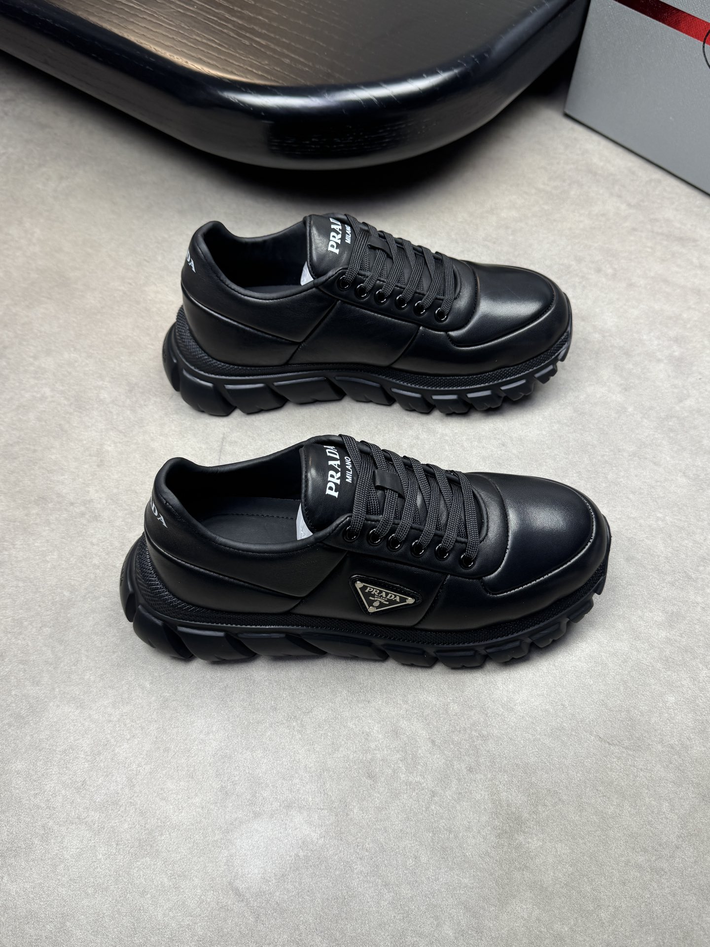 NO:272604,【PRADA】Prada - High-end quality Original single casual sneakers - Upper Napa calfskin, inner stitching, shoe body brand metal fastener, tongue heel silk screen brand logo - Inner water dye cowhide - Outsole ultra-light TPU foaming·rubber; molded outsole - Ultra-high quality control·fine workmanship highlighted (high-end·noble·grade) -Size 38-44 (45, custom made)·PR0135,,prada,prada,sneakers,cowhide19860909【PRADA】普拉达  -高端品质 原单休闲运动鞋 -鞋面纳帕小牛皮、内合车缝线、鞋身品牌金属扣件、鞋舌后跟丝印品牌logo -内里水染牛皮 -大底超轻TPU发泡·橡胶；成型大底 -超高品控·做工精细凸显(高端·贵气·档次) -Size 38-44（45,可订做)·PR0135,,prada,prada,sneakers,cowhide,Men's shoes