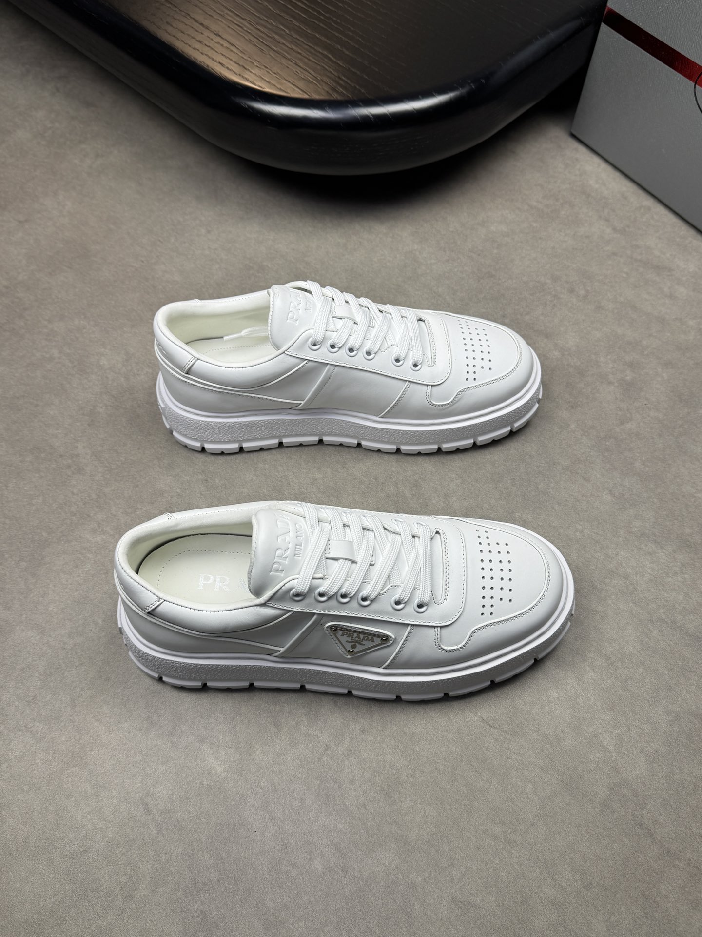 NO:272606,【PRADA】Prada - High-end quality Original single casual sneakers - Upper Napa calfskin, shoe body brand metal fastener, tongue heel silk-print brand logo - Inner water dyed cowhide - Outsole ultra-light TPU foaming·rubber; molded outsole - Ultra-high quality control·fine workmanship highlighted (high-end·noble·grade) -Size 38-44 (45, custom made)·PR0135,,prada,prada,sneakers,cowhide19860909【PRADA】普拉达  -高端品质 原单休闲运动鞋 -鞋面纳帕小牛皮、鞋身品牌金属扣件、鞋舌后跟丝印品牌logo -内里水染牛皮 -大底超轻TPU发泡·橡胶；成型大底 -超高品控·做工精细凸显(高端·贵气·档次) -Size 38-44（45,可订做)·PR0135,,prada,prada,sneakers,cowhide,Men's shoes