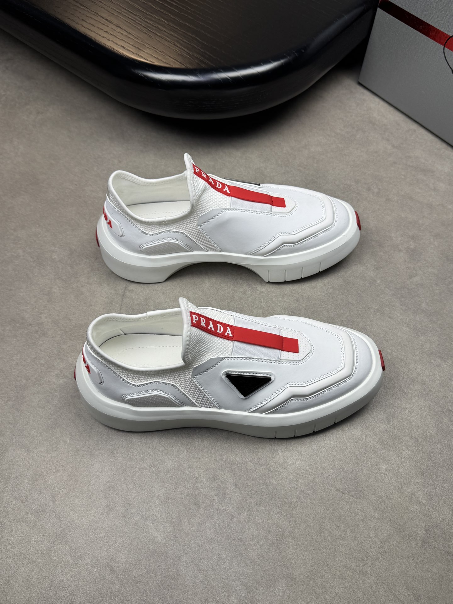 NO:229718,【PRADA】Prada - High-end quality Original single casual sports shoes - upper silk calfskin, brand net canvas, shoe body brand metal fastener, shoe body brand plastic module - inner water dye cowhide - outsole ultralight TPU foaming·rubber; two-color molded outsole - ultra high quality control·fine workmanship highlighting (high-end·noble·grade) -Size 38-44 (45, custom made)·PR, casual shoes/sports shoes, prada, prada, sneakers, cowhide19860909【PRADA】普拉达 -高端品质 原单休闲运动鞋 -鞋面丝绸小牛皮、品牌网帆布、鞋身品牌金属扣件、鞋身品牌塑胶模块 -内里水染牛皮 -大底超轻TPU发泡·橡胶；双色成型大底 -超高品控·做工精细凸显(高端·贵气·档次) -Size 38-44（45,可订做)·PR,休闲鞋/运动鞋,prada,prada,sneakers,cowhide,Women's Shoes