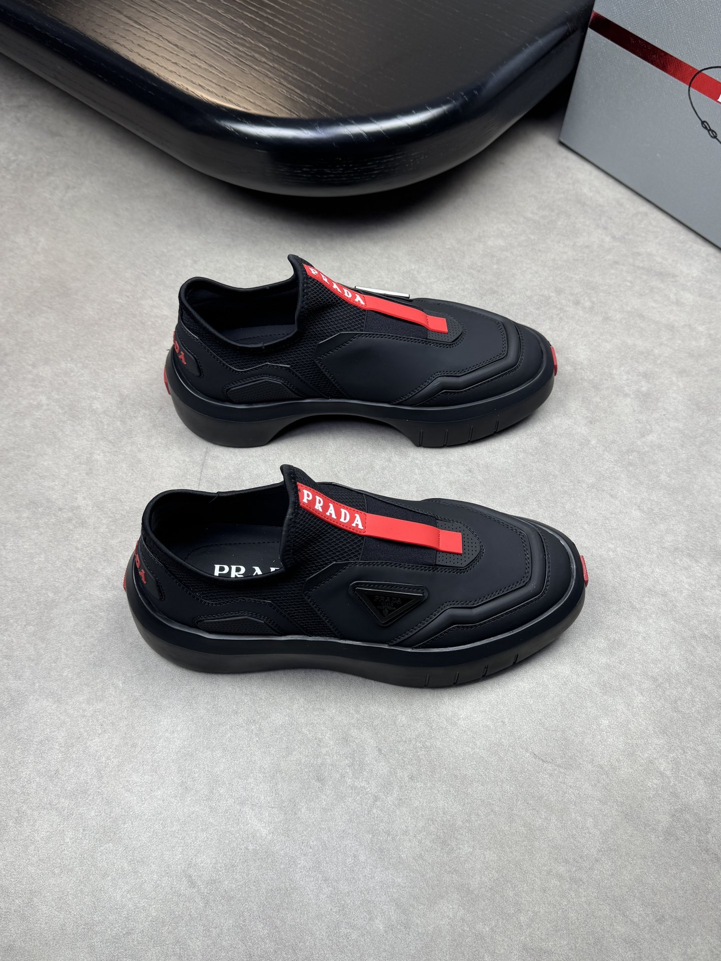 NO:229680,【PRADA】Prada - High-end quality Original single casual sports shoes - upper silk calfskin, brand net canvas, shoe body brand metal fastener, shoe body brand plastic module - inner water dye cowhide - outsole ultralight TPU foaming·rubber; two-color molded outsole - ultra high quality control·fine workmanship highlighting (high-end·noble·grade) -Size 38-44 (45, custom made)·PR, casual shoes/sports shoes, prada, prada, sneakers, cowhide19860909【PRADA】普拉达  -高端品质 原单休闲运动鞋 -鞋面丝绸小牛皮、品牌网帆布、鞋身品牌金属扣件、鞋身品牌塑胶模块 -内里水染牛皮 -大底超轻TPU发泡·橡胶；双色成型大底 -超高品控·做工精细凸显(高端·贵气·档次) -Size 38-44（45,可订做)·PR,休闲鞋/运动鞋,prada,prada,sneakers,cowhide,Women's Shoes