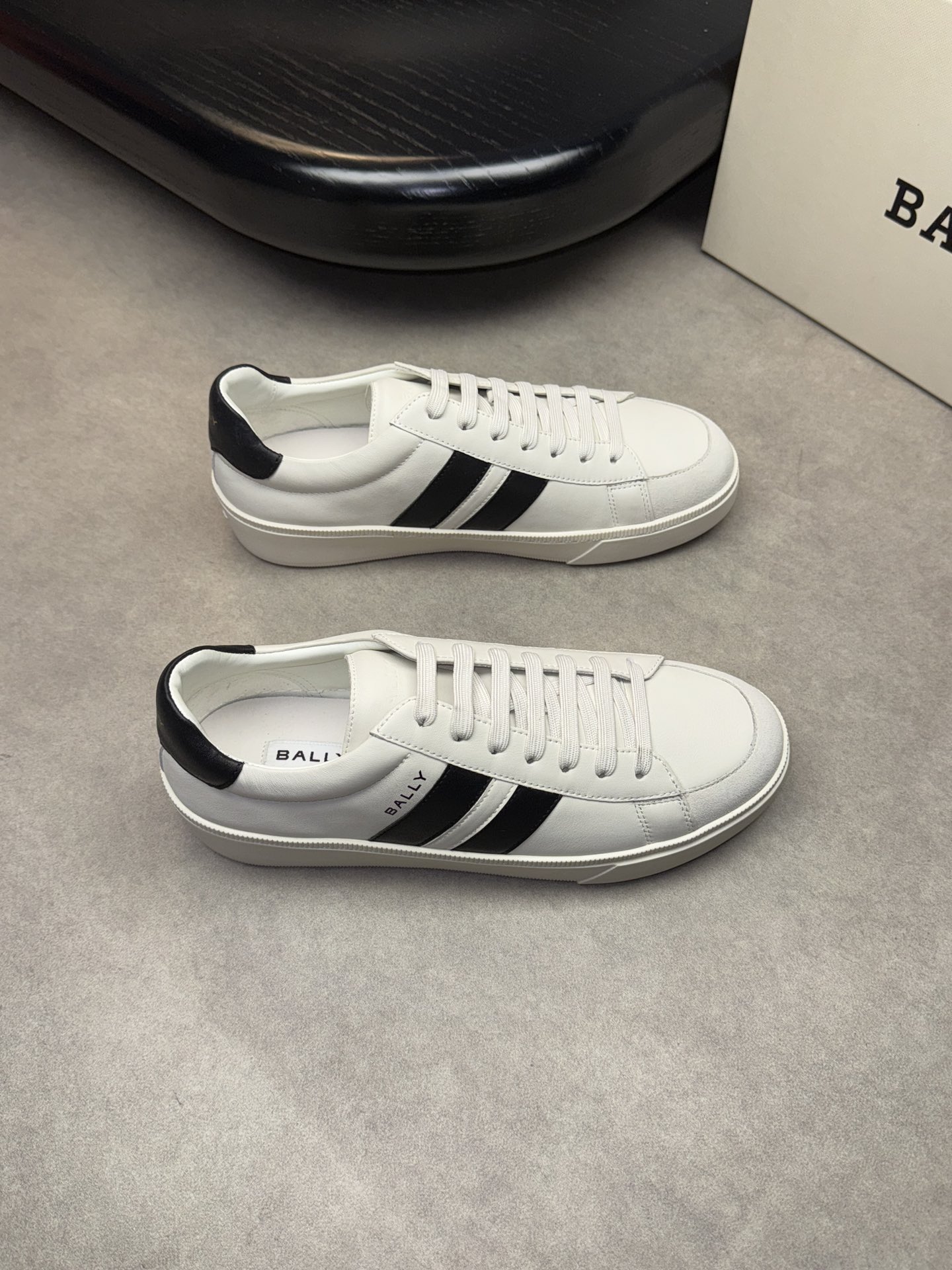 NO:272814,【BALLY】Barry - High-end quality Original single casual sports shoes - Upper Napa calfskin, shoe body, heel. Silk-printed brand logo - Inner water dyed cowhide - Outsole ultra-light TPR·rubber; molded outsole - Ultra-high quality control·fine workmanship highlighted (high-end, noble, grade) -Size 39-44 (38, 45, 46, custom made)·BL01462,,bally,cowhide19860909【BALLY】巴利  -高端品质 原单休闲运动板鞋 -鞋面纳帕小牛皮、鞋身.后跟.丝印品牌logo -内里水染牛皮 -大底超轻TPR·橡胶；成型大底 -超高品控·做工精细凸显(高端·贵气·档次) -Size 39-44（38,45,46,可订做)·BL01462,,bally,cowhide,Men's shoes