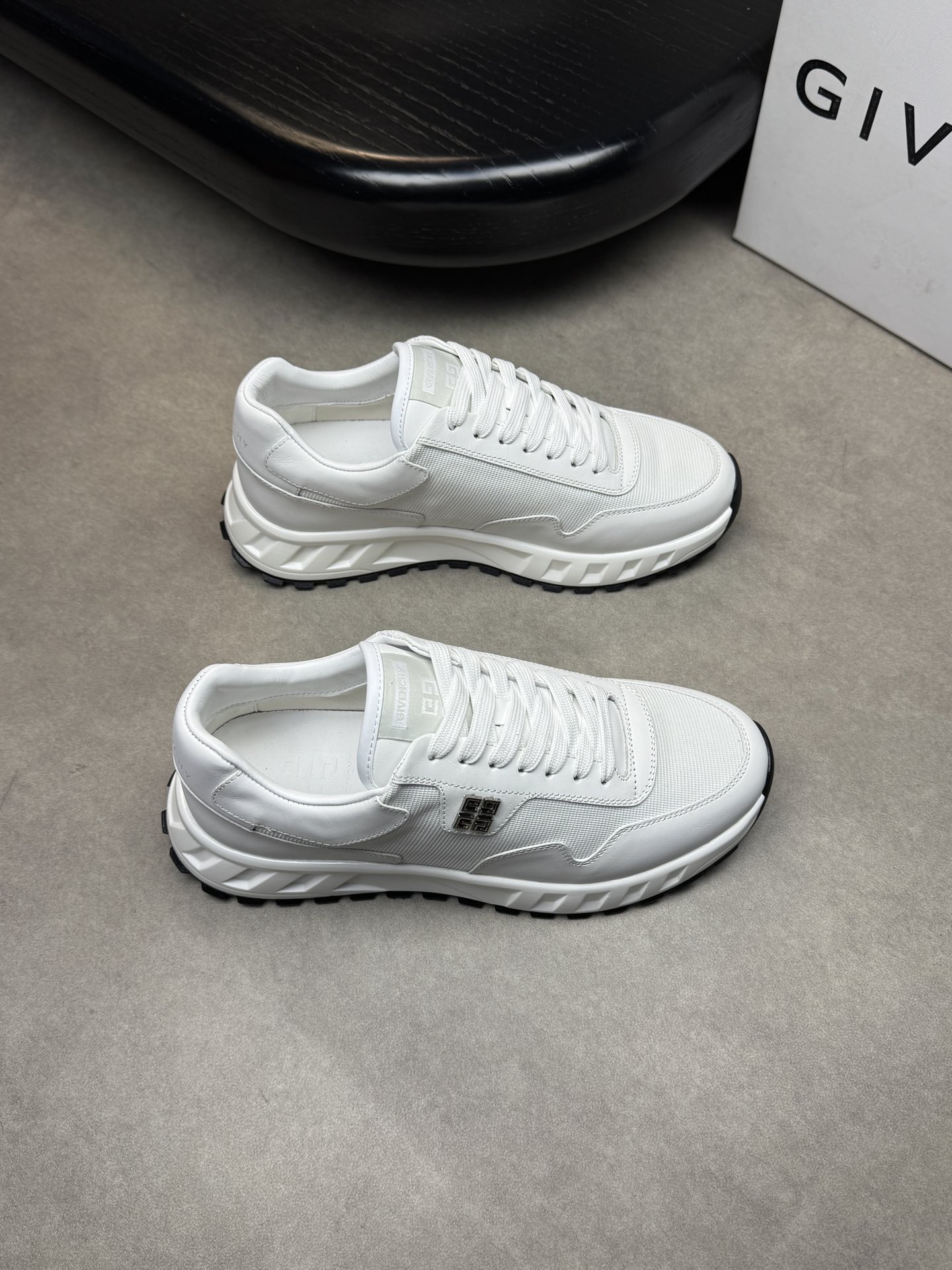 NO:272817,【GIVENCHY】Givenchy - High-end quality Original single casual sneakers - Upper; Napa calfskin, brand canvas cloth, shoe body metal fastener - Inner water dyed cowhide - Outsole ultra-light TPU foam. Rubber; Two-color molded outsole - Ultra-high quality control·fine workmanship highlighted (high-end, noble, grade) -Size 39-44 (38,45, custom made)·GVC9355,, givennchy, given, sneakers, cowhide19860909【GIVENCHY】纪梵希 -高端品质 原单休闲运动鞋 -鞋面；纳帕小牛皮、品牌帆布布匹、鞋身金属扣件 -内里水染牛皮 -大底超轻TPU发泡.橡胶; 双色成型大底 -超高品控·做工精细凸显(高端·贵气·档次) -Size 39-44（38,45,可订做)·GVC9355,,givenchy,givenchy,sneakers,cowhide,Men's shoes