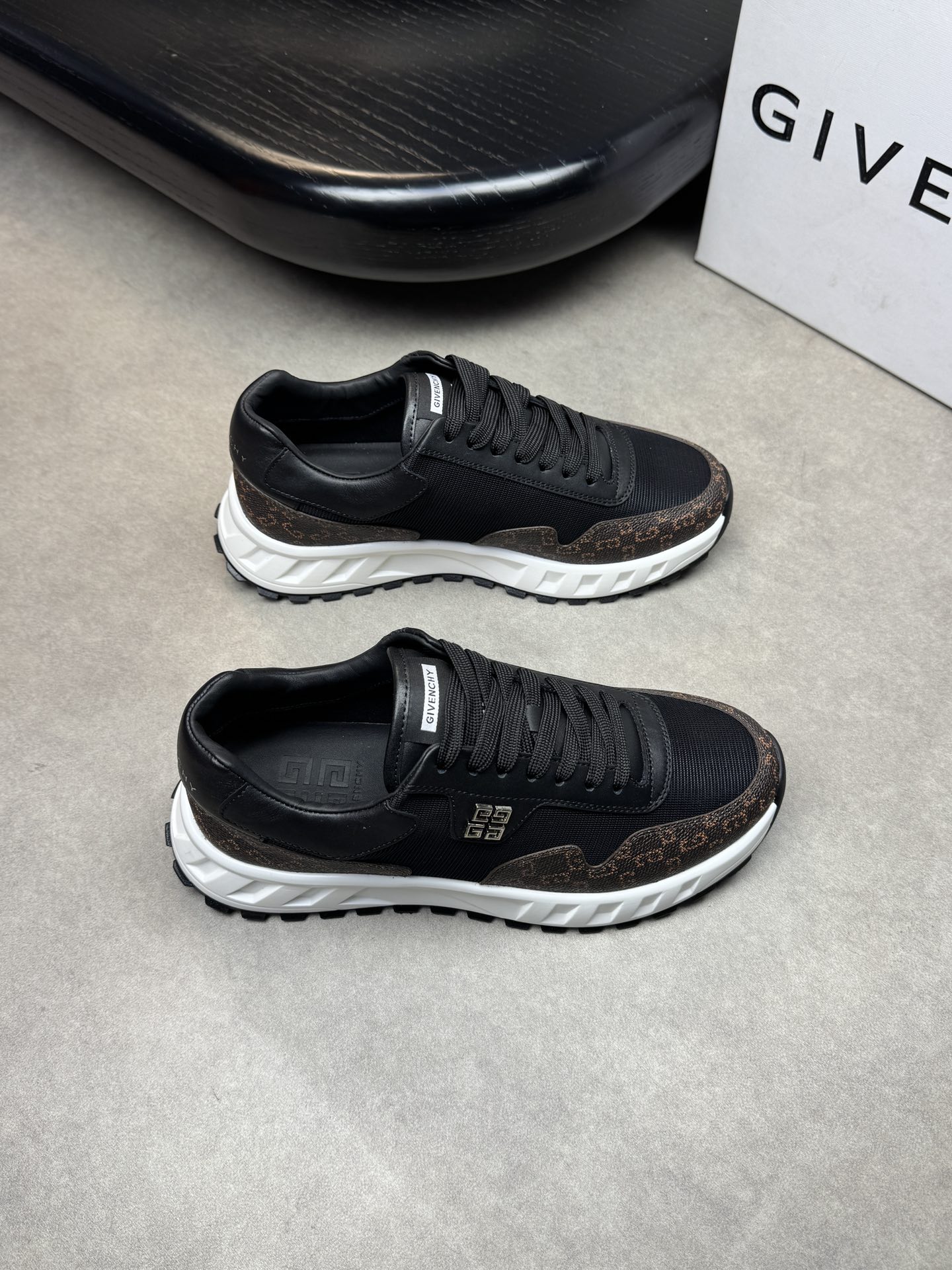 NO:272820,【GIVENCHY】Givenchy - High-end quality Original single casual sneakers - Upper; Napa calf leather, brand totem PVC leather, brand canvas cloth, shoe body metal fastener - Inner water dyed cowhide - Outsole ultra-light TPU foam. Rubber; Two-color molded outsole - Ultra-high quality control·fine workmanship highlighting (high-end, noble, grade) -Size 39-44 (38, 45, custom made)·GVC9355,, givennchy, given, sneakers, cowhide19860909【GIVENCHY】纪梵希 -高端品质 原单休闲运动鞋 -鞋面；纳帕小牛皮、品牌图腾PVC皮料、品牌帆布布匹、鞋身金属扣件 -内里水染牛皮 -大底超轻TPU发泡.橡胶; 双色成型大底 -超高品控·做工精细凸显(高端·贵气·档次) -Size 39-44（38,45,可订做)·GVC9355,,givenchy,givenchy,sneakers,cowhide,Men's shoes