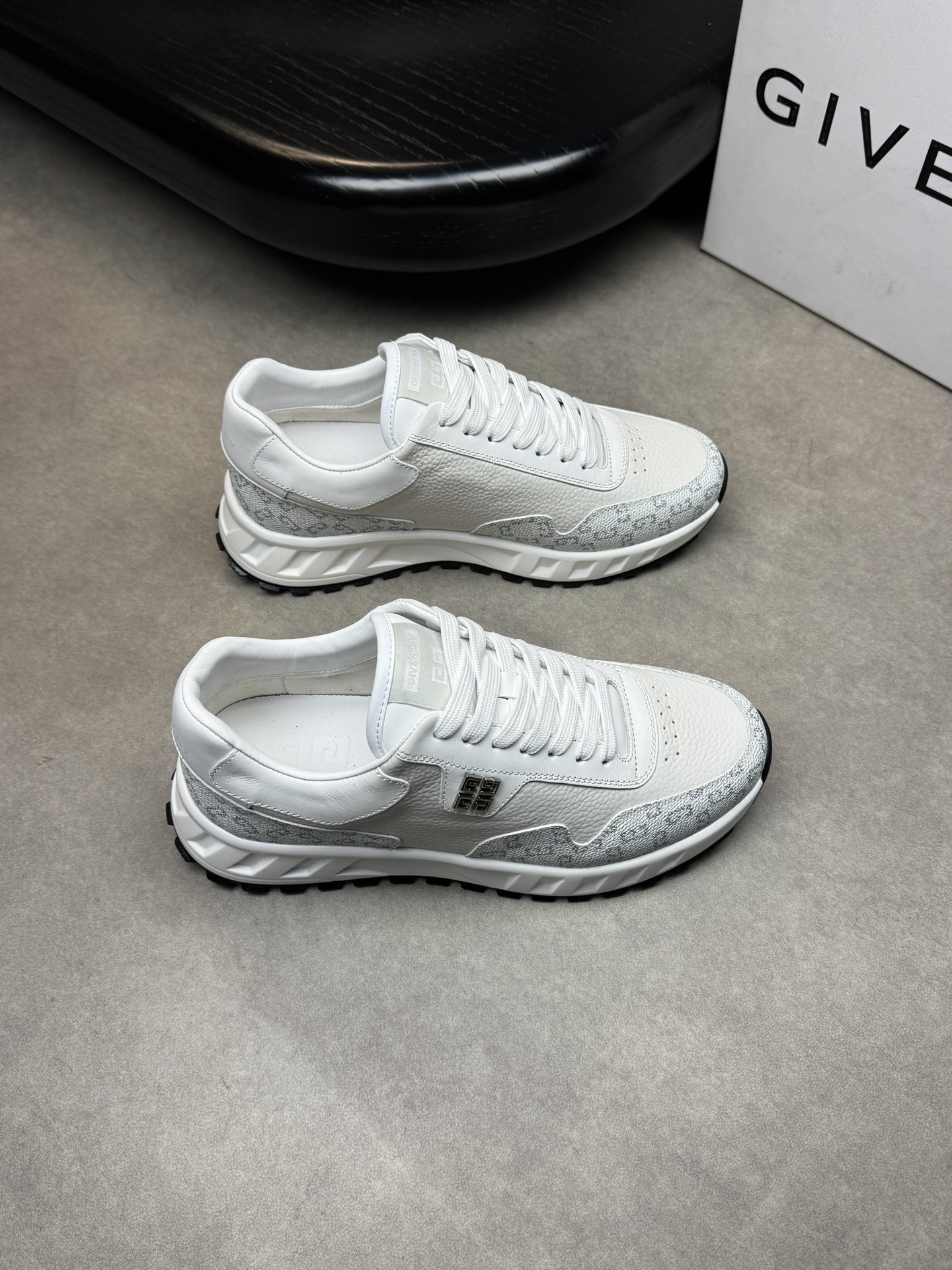 NO:272826,【GIVENCHY】Givenchy - High-end quality Original single casual sneakers - Upper; Napa calfskin, wrecked calfskin, brand totem PVC leather, shoe body metal fastener - Inner water dyed cowhide - Outsole ultra-light TPU foam. Rubber; Two-color molded sole - Ultra-high quality control·fine workmanship highlighted (high-end, noble, grade) -Size 39-44 (38,45, custom made)·GVC9355,, givennchy, given, sneakers, cowhide19860909【GIVENCHY】纪梵希 -高端品质 原单休闲运动鞋 -鞋面；纳帕小牛皮、摔纹小牛皮、品牌图腾PVC皮料、鞋身金属扣件 -内里水染牛皮 -大底超轻TPU发泡.橡胶; 双色成型大底 -超高品控·做工精细凸显(高端·贵气·档次) -Size 39-44（38,45,可订做)·GVC9355,,givenchy,givenchy,sneakers,cowhide,Men's shoes
