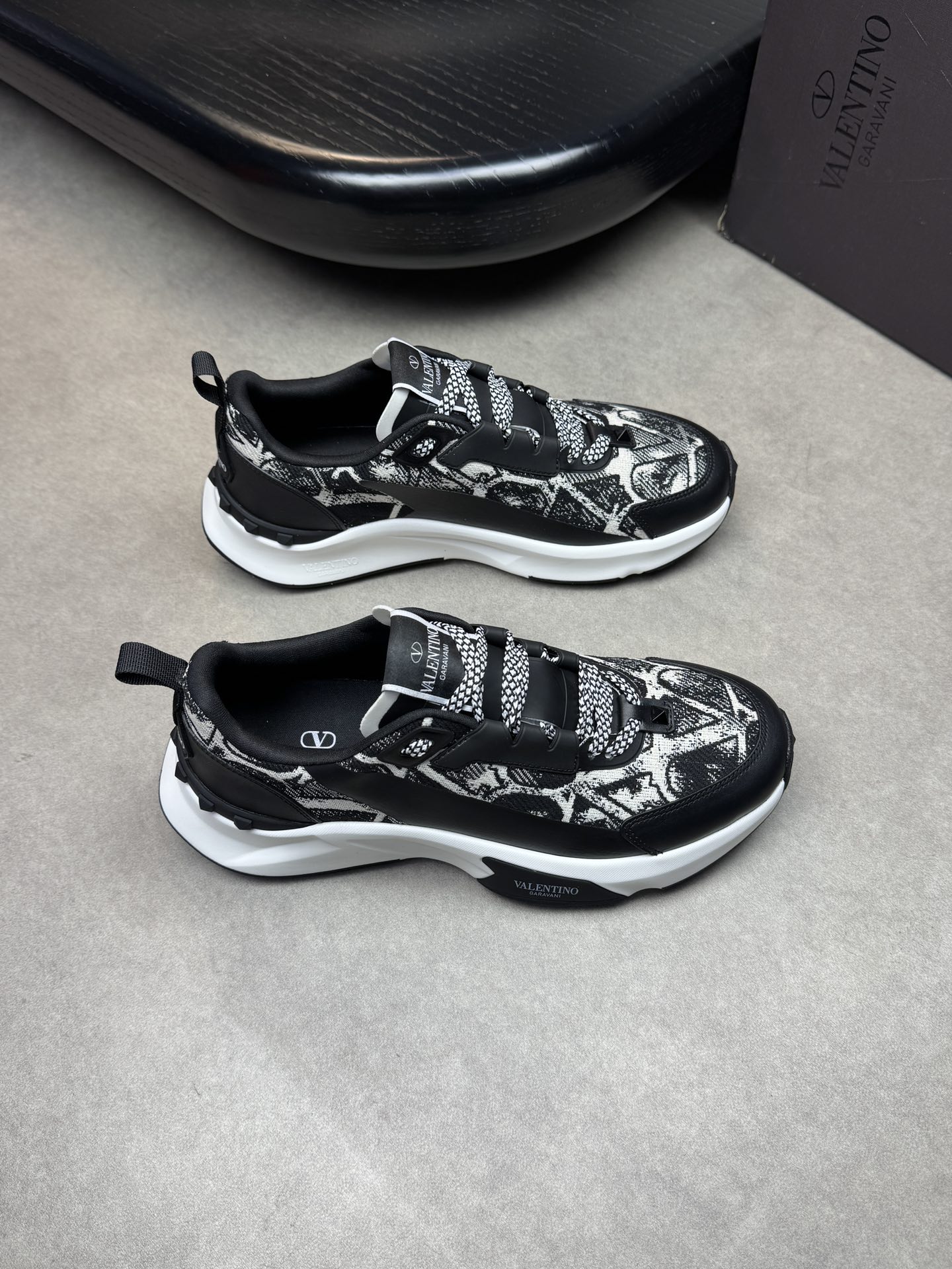 NO:272800,【VALENTION】 Valentino - High-end quality Original single casual sneakers - Upper Napa calfskin, brand totem canvas cloth, shoe body hot brand logo totem, brand plastic module - Neil brand canvas - Outsole ultra-light TPU foaming·rubber; Two-color molded outsole - Ultra-high quality control·fine workmanship highlighting (high-end·noble·grade) -Size39-44 (38,45 can be customized)·VL03858,,valentino,valentino,sneakers,cowhide19860909【VALENTION】华伦天奴 -高端品质 原单休闲运动鞋 -鞋面纳帕小牛皮、品牌图腾帆布布匹、鞋身热切品牌Logo图腾,品牌塑胶模块 -内里品牌帆布 -大底超轻TPU发泡·橡胶；双色成型大底 -超高品控·做工精细凸显(高端·贵气·档次) -Size39-44（38,45可订做)·VL03858,,valentino,valentino,sneakers,cowhide,Men's shoes