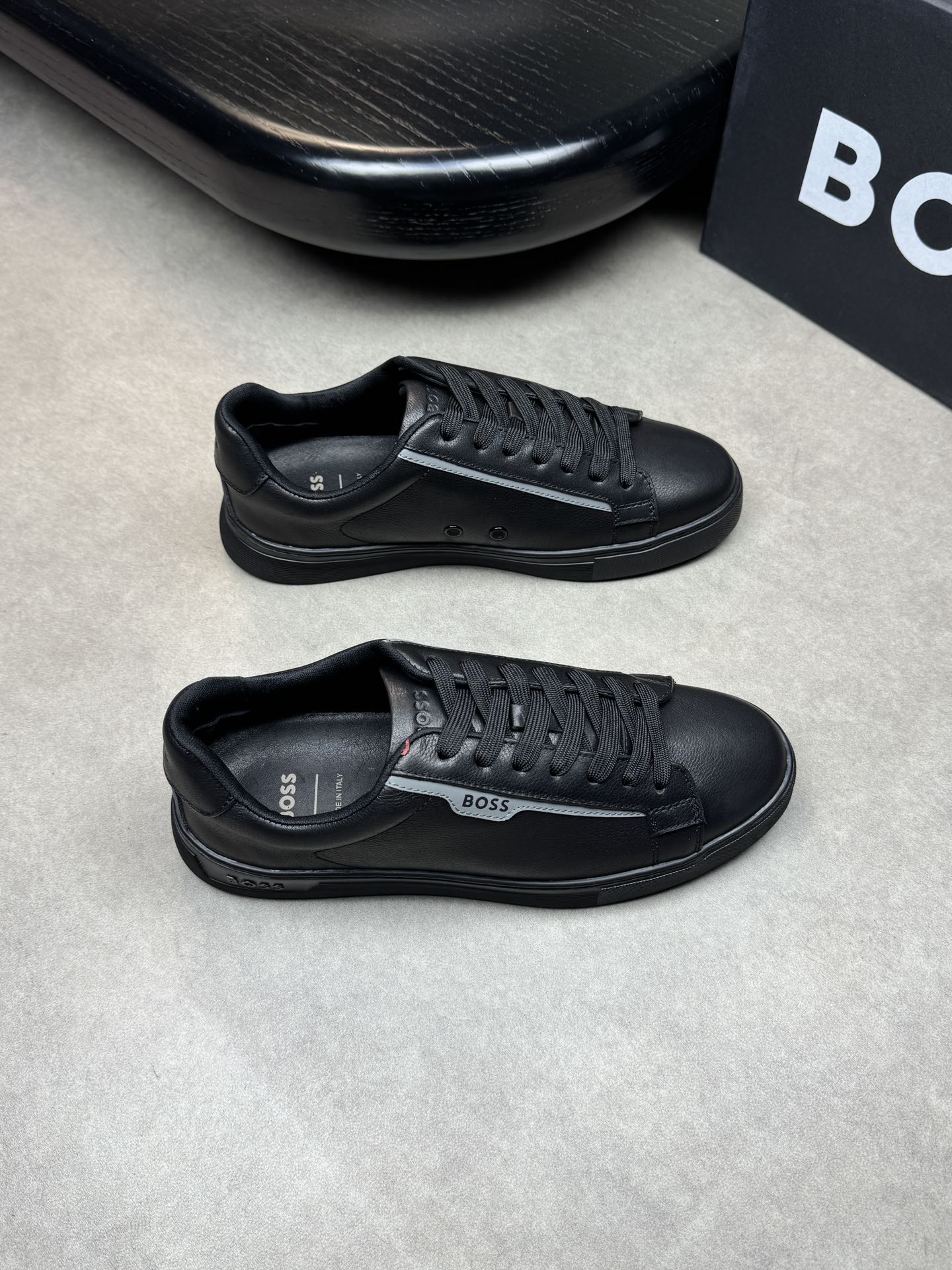 NO:272940,【BOSS】Boss - High-end quality Original single casual sports shoes - Upper Napa calfskin, shoe body. Heel silk screen brand logo - Inner brand canvas, foot pads; Water dye cowhide - Outsole ultra-light TPU foam; Formed sole - Ultra-high quality control·fine workmanship highlighted (high-end, noble, grade) -Size 39-44 (38,45, custom made)·0126,,cowhide19860909【BOSS】博思 -高端品质 原单休闲运动板鞋 -鞋面纳帕小牛皮、鞋身.后跟丝印品牌logo -内里品牌帆布,垫脚；水染牛皮 -大底超轻TPU发泡；成型大底 -超高品控·做工精细凸显(高端·贵气·档次) -Size 39-44（38,45,可订做)·0126,,cowhide,Men's shoes
