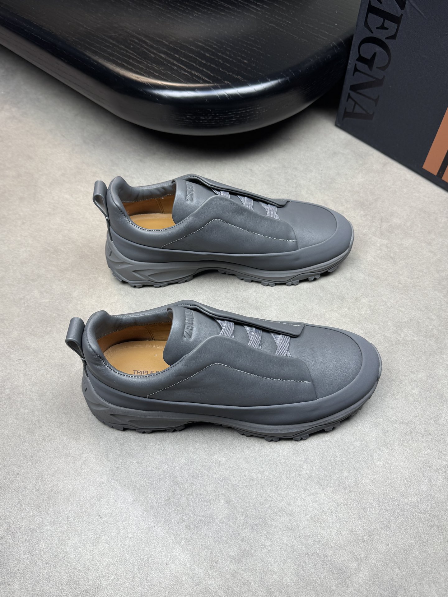 NO:272943,【Zegna】Jenia - High-end quality Original single casual sneakers - Original Napa calfskin, silk matte calfskin. Car anti-dark line craftsmanship, shoe tongue air compressor brand logo, elastic band - Inner water dye calfskin - Outsole ultralight TPU·Rubber foam molded outsole - Ultra-high quality control·fine workmanship highlighting (high-end, noble, grade) -Size: 39-44 (38,45, custom made)·Z0126,,zegna,sneakers,cowhide19860909【Zegna】杰尼亚 -高端品质 原单休闲运动鞋 -原版纳帕小牛皮、丝绸磨砂小牛皮.车反暗线工艺、鞋舌空压品牌logo、松紧带 -内里水染小牛皮 -大底超轻TPU·橡胶发泡成型大底 -超高品控·做工精细凸显(高端·贵气·档次) -Size: 39-44（38,45,可订做)·Z0126,,zegna,sneakers,cowhide,Men's shoes