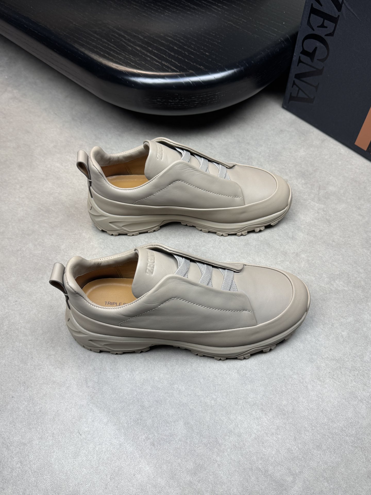 NO:272946,【Zegna】Jenia - High-end quality Original single casual sneakers - Original Napa calfskin, car anti-dark line craftsmanship, shoe tongue air compressor brand logo, elastic band - Inner water dye calfskin - Outsole ultralight TPU·Rubber foam molded outsole - Ultra-high quality control·fine workmanship highlighting (high-end, noble, grade) -Size: 39-44 (38,45, custom made)·Z0126,,zegna,sneakers,cowhide19860909【Zegna】杰尼亚 -高端品质 原单休闲运动鞋 -原版纳帕小牛皮、车反暗线工艺、鞋舌空压品牌logo、松紧带 -内里水染小牛皮 -大底超轻TPU·橡胶发泡成型大底 -超高品控·做工精细凸显(高端·贵气·档次) -Size: 39-44（38,45,可订做)·Z0126,,zegna,sneakers,cowhide,Men's shoes