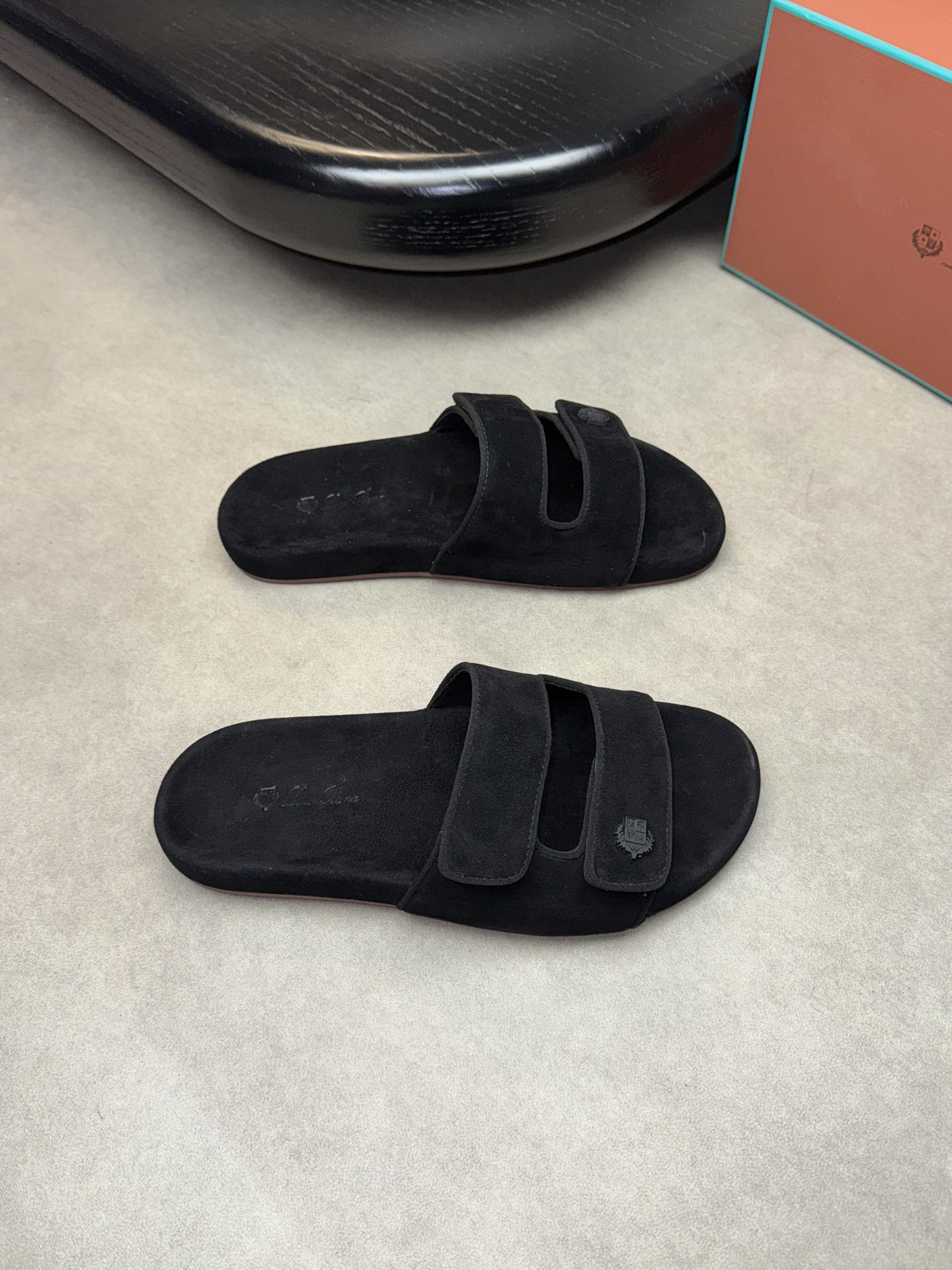 NO:273033,【Loro piano】LP* - High-end quality Original classic sandals - Imported back-fleece calfskin on the upper, brand metal fasteners, footpressure air compressor brand logo - Inner footpress; reverse fleece calfskin - Outsole water-packing table·rubber; Combined molding outsole - Ultra-high quality control·fine workmanship highlighting (high-end, noble, grade) -Size 39-44 (38, 45, 46, 47, custom made)·03103,,loro piano,loro piano,slippers,cowhide19860909【Loro piana】LP*  -高端品质 原单经典凉拖鞋 -鞋面进口反绒小牛皮、品牌金属扣件、垫脚空压品牌logo -内里垫脚；反绒小牛皮 -大底包水台·橡胶；组合成型大底 -超高品控·做工精细凸显(高端·贵气·档次) -Size 39-44（38,45,46,47,可订做)·03103,,loro piana,loro piana,slippers,cowhide,Men's shoes