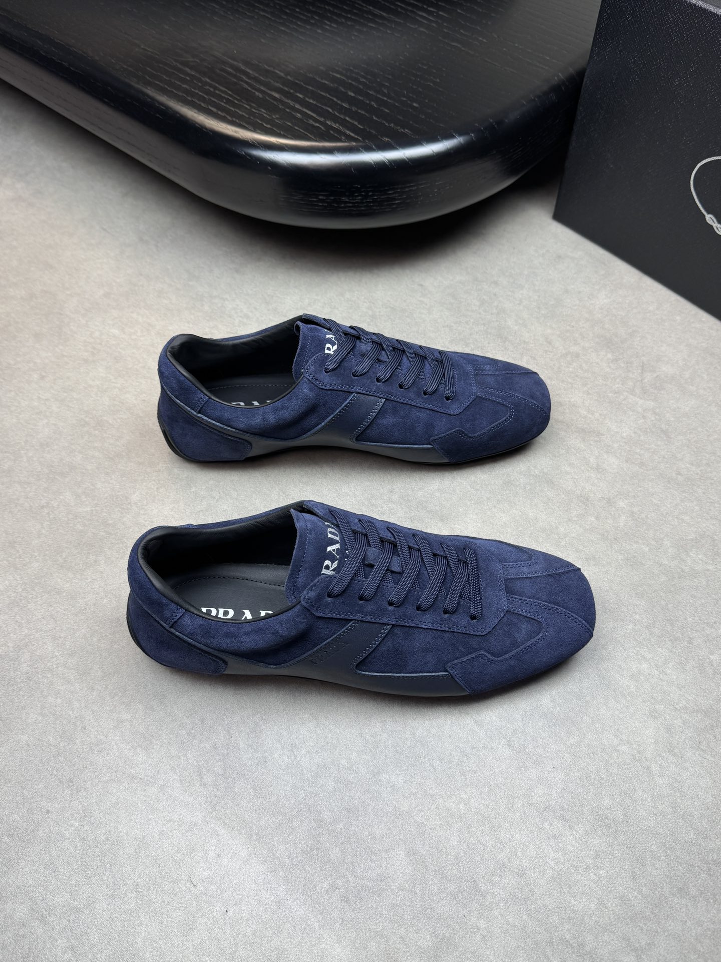 NO:273036,【PRADA】Prada - High-end quality Original single casual sneakers - Imported upper Napa calfskin, reverse velvet calfskin, shoe body air compressor brand logo - Inner water dyed cowhide - Outsole ultra-light TPR·rubber; molded outsole - Ultra-high quality control·fine workmanship highlighted (high-end, noble, grade) -Size 39-44 (38, 45, 46, custom made)·03858,,prada,prada,sneakers,cowhide19860909【 PRADA】普拉达 -高端品质 原单休闲运动鞋 -鞋面进口纳帕小牛皮、反绒小牛皮、鞋身空压品牌logo -内里水染牛皮 -大底超轻TPR·橡胶；成型大底 -超高品控·做工精细凸显(高端·贵气·档次) -Size 39-44（38,45,46,可订做)·03858,,prada,prada,sneakers,cowhide,Men's shoes