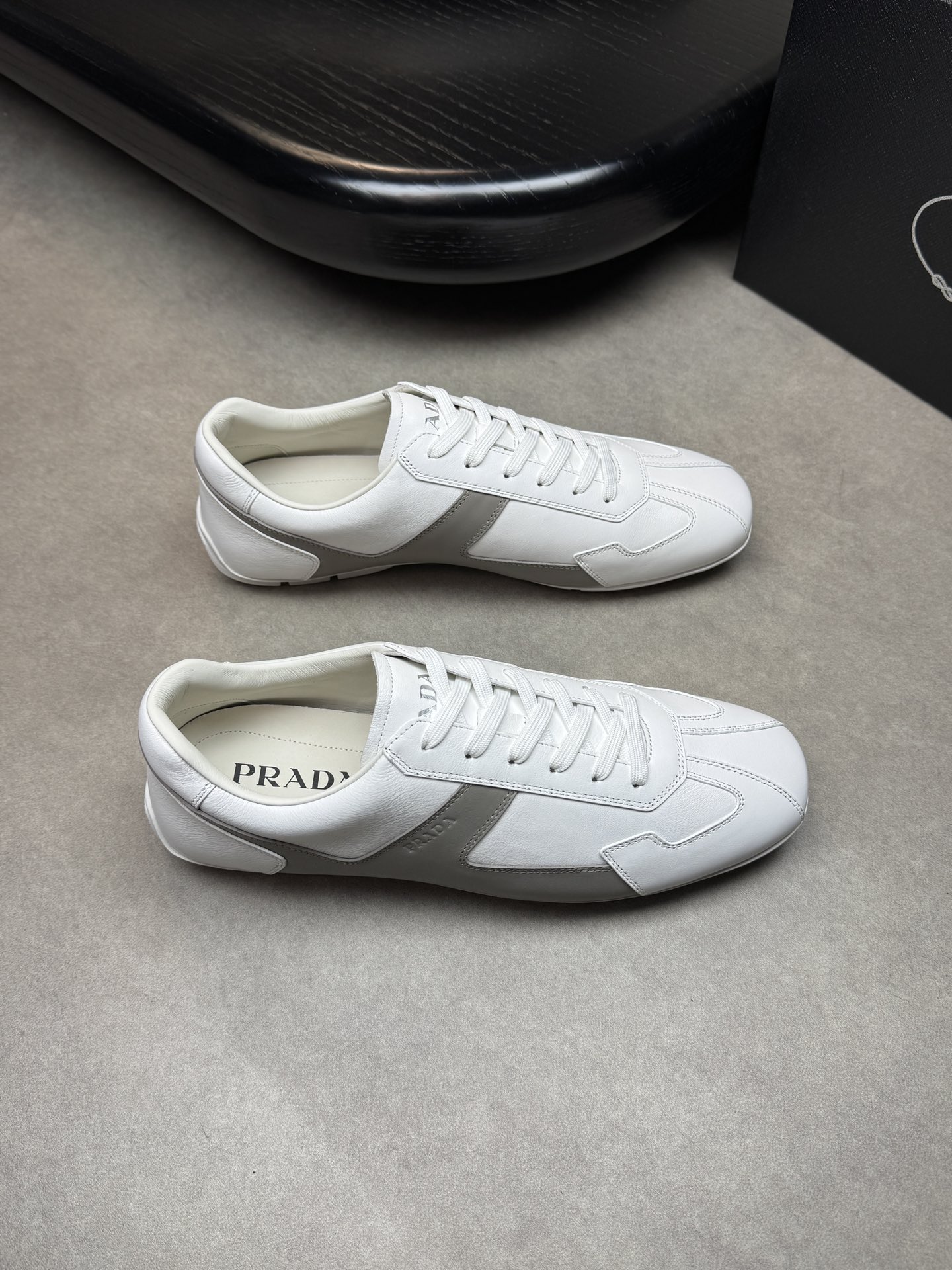 NO:273039,【PRADA】Prada - High-end quality Original single casual sneakers - Imported upper Napa calfskin, shoe body air compressor brand logo - Inner water dyed cowhide - Outsole ultra-light TPR·rubber; molded outsole - Ultra-high quality control·fine workmanship highlighted (high-end, noble, grade) -Size 39-44 (38, 45, 46, custom made)·03858,,prada,prada,sneakers,cowhide19860909【 PRADA】普拉达 -高端品质 原单休闲运动鞋 -鞋面进口纳帕小牛皮、鞋身空压品牌logo -内里水染牛皮 -大底超轻TPR·橡胶；成型大底 -超高品控·做工精细凸显(高端·贵气·档次) -Size 39-44（38,45,46,可订做)·03858,,prada,prada,sneakers,cowhide,Men's shoes