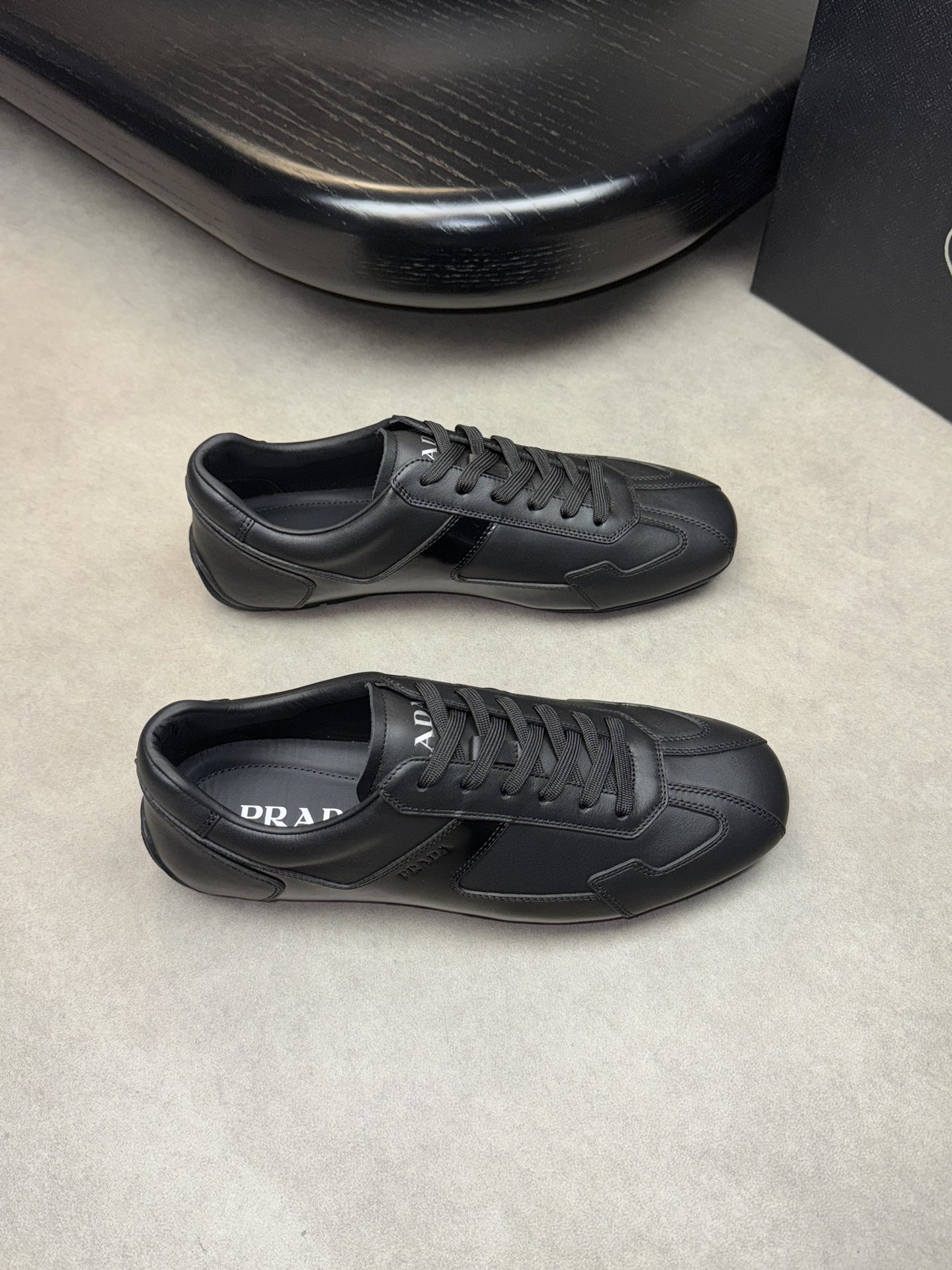 NO:273042,【PRADA】Prada - High-end quality Original single casual sneakers - Imported upper Napa calfskin, open-edge bead cowhide, shoe body air compressor brand logo - Inner water dye cowhide - Outsole ultra-light TPR·rubber; molded outsole - Ultra-high quality control·fine workmanship highlighted (high-end, noble, grade) -Size 39-44 (38, 45, 46, custom made)·03858,,prada,prada,sneakers,cowhide19860909【 PRADA】普拉达 -高端品质 原单休闲运动鞋 -鞋面进口纳帕小牛皮、开边珠牛皮、鞋身空压品牌logo -内里水染牛皮 -大底超轻TPR·橡胶；成型大底 -超高品控·做工精细凸显(高端·贵气·档次) -Size 39-44（38,45,46,可订做)·03858,,prada,prada,sneakers,cowhide,Men's shoes