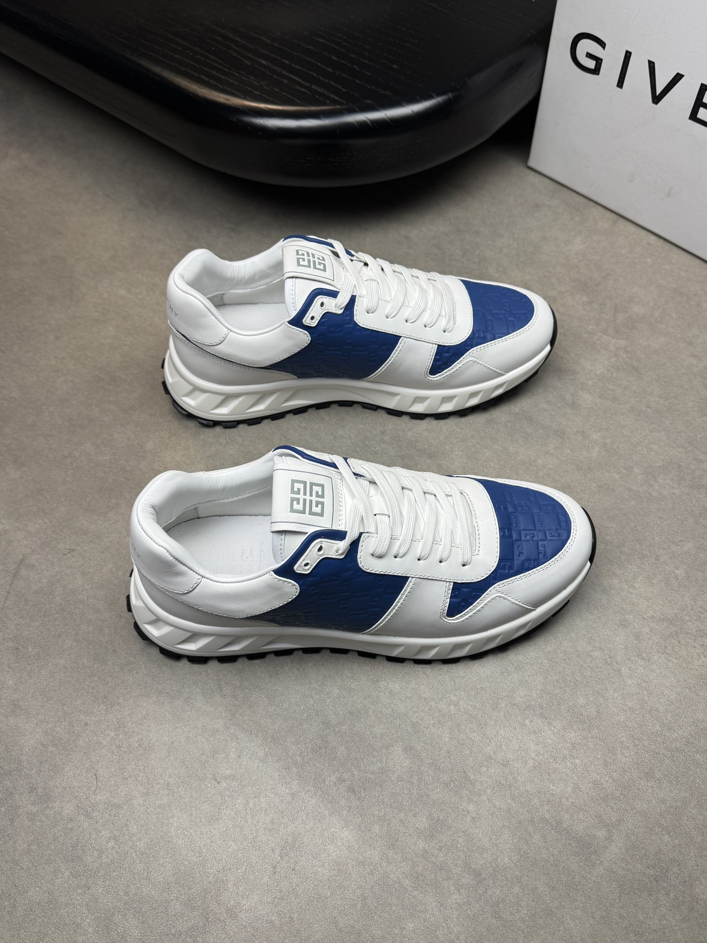 NO:273045,【GIVENCHY】Givenchy - High-end quality Original single casual sneakers - Upper; imported Napa calfskin, air-pressure brand totem, tongue cloth, heel silk screen brand logo - Inner water dyed cowhide - Outsole ultra-light TPU foam. Rubber; Two-color molded outsole - Ultra-high quality control·fine workmanship highlighted (high-end, noble, grade) -Size 39-44 (38,45, custom made)·GVC9355,, givennchy, given, sneakers, cowhide19860909【GIVENCHY】纪梵希 -高端品质 原单休闲运动鞋 -鞋面；进口纳帕小牛皮、空压品牌图腾、鞋舌布标、后跟丝印品牌logo -内里水染牛皮 -大底超轻TPU发泡.橡胶; 双色成型大底 -超高品控·做工精细凸显(高端·贵气·档次) -Size 39-44（38,45,可订做)·GVC9355,,givenchy,givenchy,sneakers,cowhide,Men's shoes