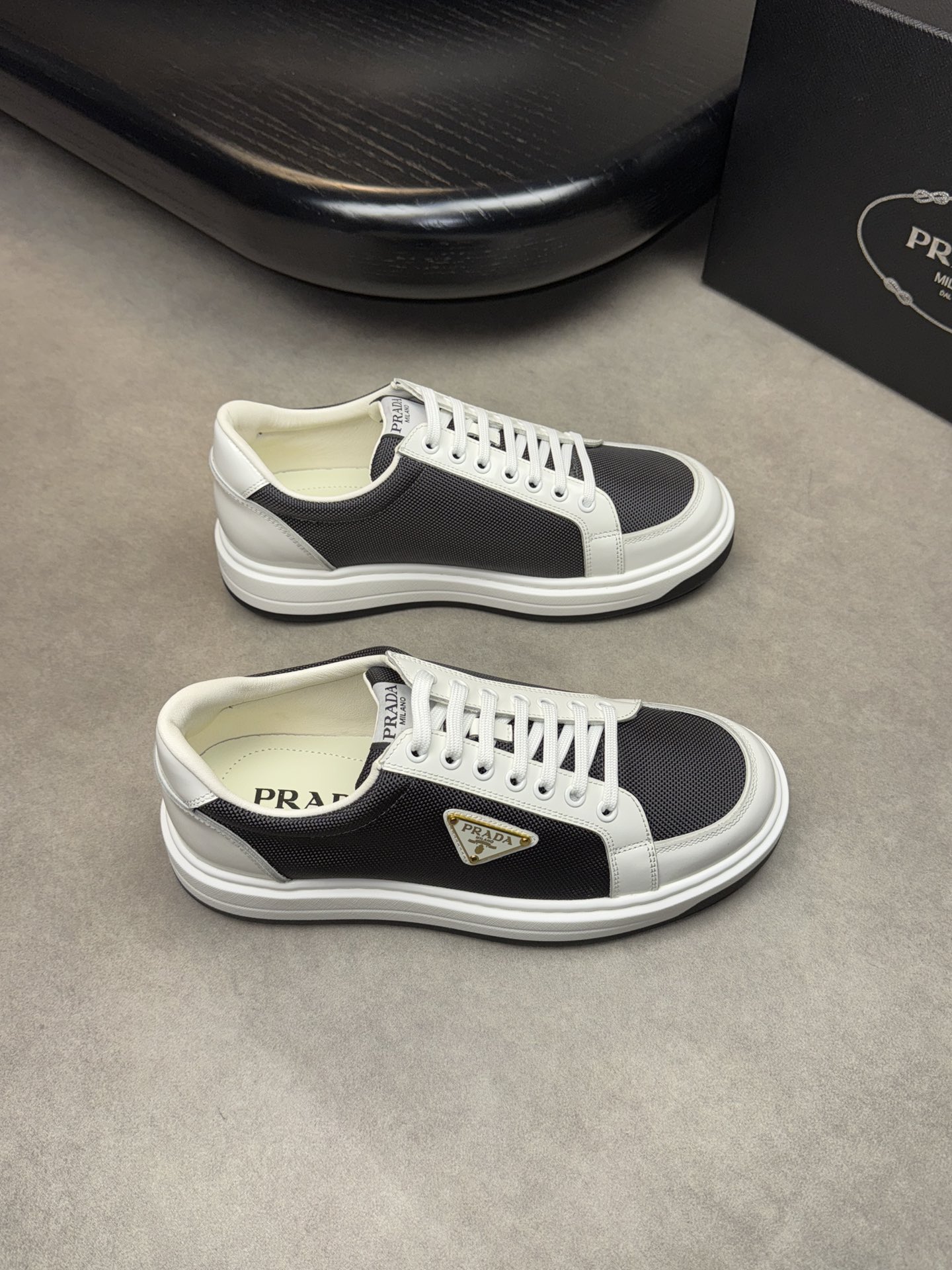 NO:274448,【PRADA】Prada - High-end quality Original single casual sports shoes - Upper Napa calfskin, brand high mercerized canvas, shoe body brand metal fastener, shoe tongue brand logo cloth - Inner water dyed cowhide - Outsole ultra-light TPU foaming·rubber; Two-color molded outsole - Ultra-high quality control·fine workmanship highlighted (high-end·noble·grade) -Size 38-44 (45, custom made),,prada,prada,cowhide19860909【PRADA】普拉达  -高端品质 原单休闲运动板鞋 -鞋面纳帕小牛皮、品牌高丝光帆布、鞋身品牌金属扣件、鞋舌品牌logo布标 -内里水染牛皮 -大底超轻TPU发泡·橡胶；双色成型大底 -超高品控·做工精细凸显(高端·贵气·档次) -Size 38-44（45,可订做),,prada,prada,cowhide,Men's shoes