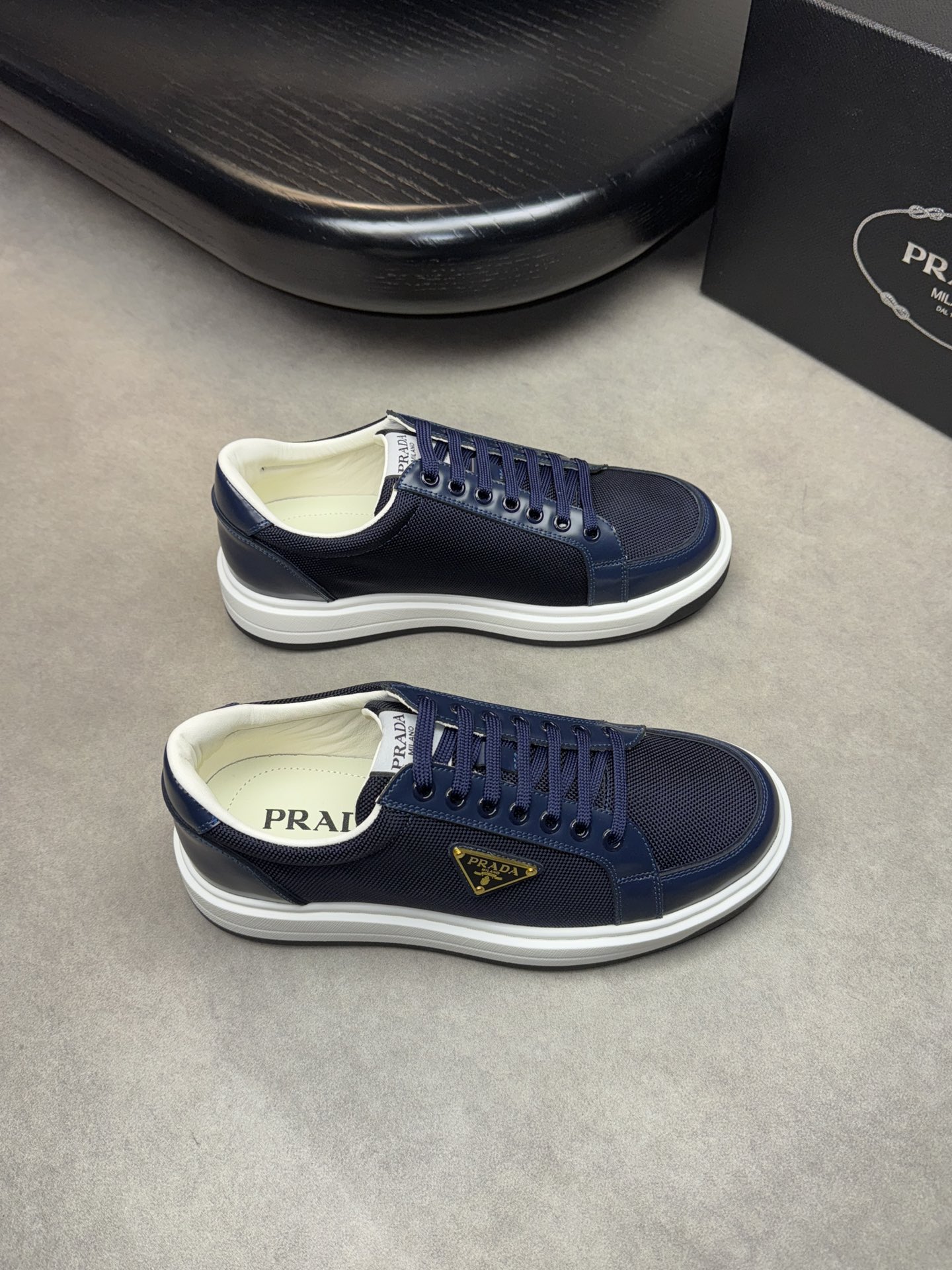 NO:274460,【PRADA】Prada - High-end quality Original single casual sports shoes - Upper beaded calfskin, brand high mercerized canvas, shoe body brand metal fastener, shoe tongue brand logo cloth - Inner water dyed cowhide - Outsole ultralight TPU foaming·rubber; two-color molded outsole - Ultra-high quality control·fine workmanship highlighted (high-end, noble, grade) -Size 38-44 (45, custom made),,prada,prada,cowhide19860909【PRADA】普拉达  -高端品质 原单休闲运动板鞋 -鞋面开边珠小牛皮、品牌高丝光帆布、鞋身品牌金属扣件、鞋舌品牌logo布标 -内里水染牛皮 -大底超轻TPU发泡·橡胶；双色成型大底 -超高品控·做工精细凸显(高端·贵气·档次) -Size 38-44（45,可订做),,prada,prada,cowhide,Men's shoes