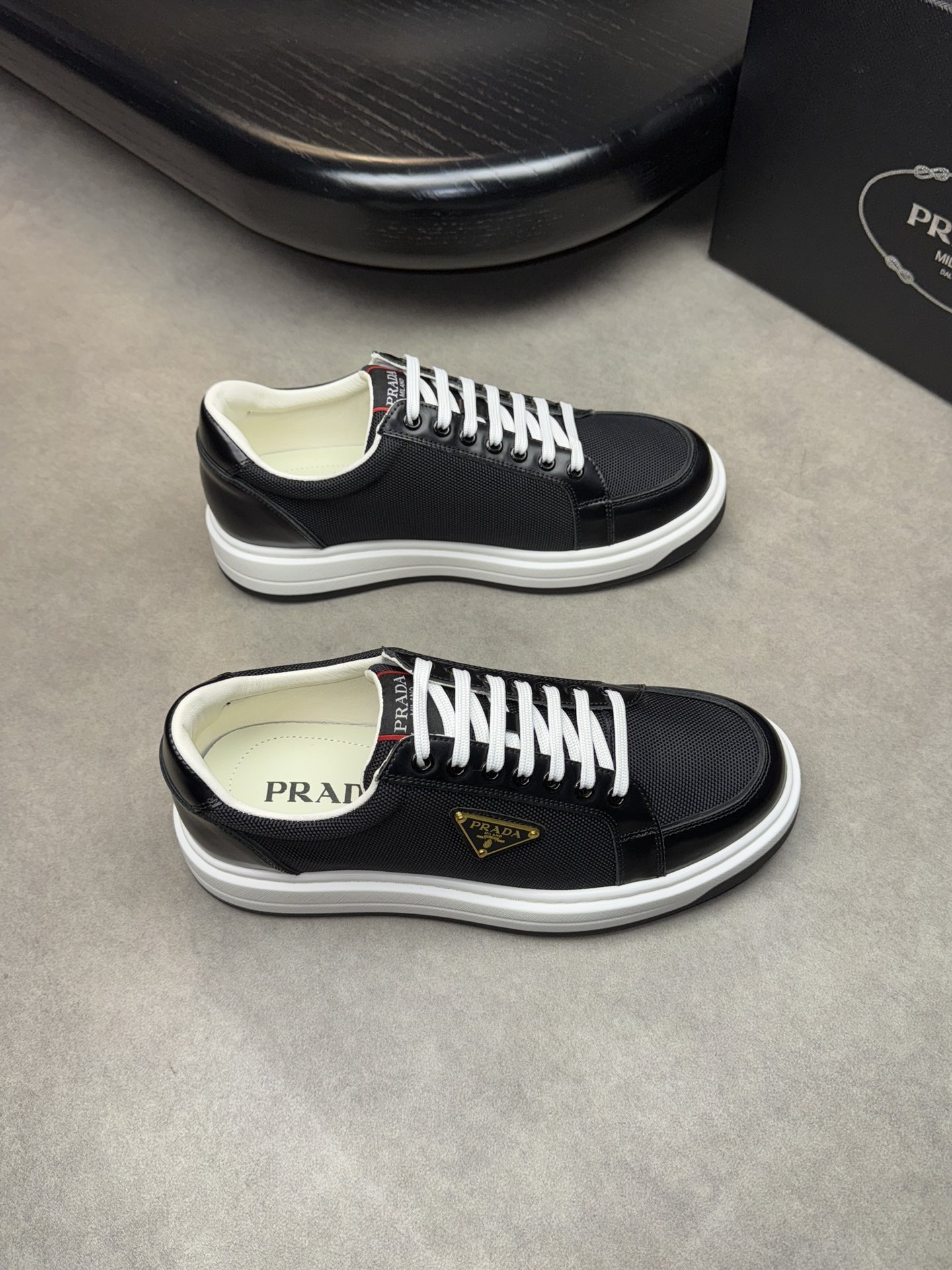 NO:274451,【PRADA】Prada - High-end quality Original single casual sports shoes - Upper beaded calfskin, brand high mercerized canvas, shoe body brand metal fastener, shoe tongue brand logo cloth - Inner water dyed cowhide - Outsole ultralight TPU foaming·rubber; two-color molded outsole - Ultra-high quality control·fine workmanship highlighted (high-end, noble, grade) -Size 38-44 (45, custom made),,prada,prada,cowhide19860909【PRADA】普拉达  -高端品质 原单休闲运动板鞋 -鞋面开边珠小牛皮、品牌高丝光帆布、鞋身品牌金属扣件、鞋舌品牌logo布标 -内里水染牛皮 -大底超轻TPU发泡·橡胶；双色成型大底 -超高品控·做工精细凸显(高端·贵气·档次) -Size 38-44（45,可订做),,prada,prada,cowhide,Men's shoes