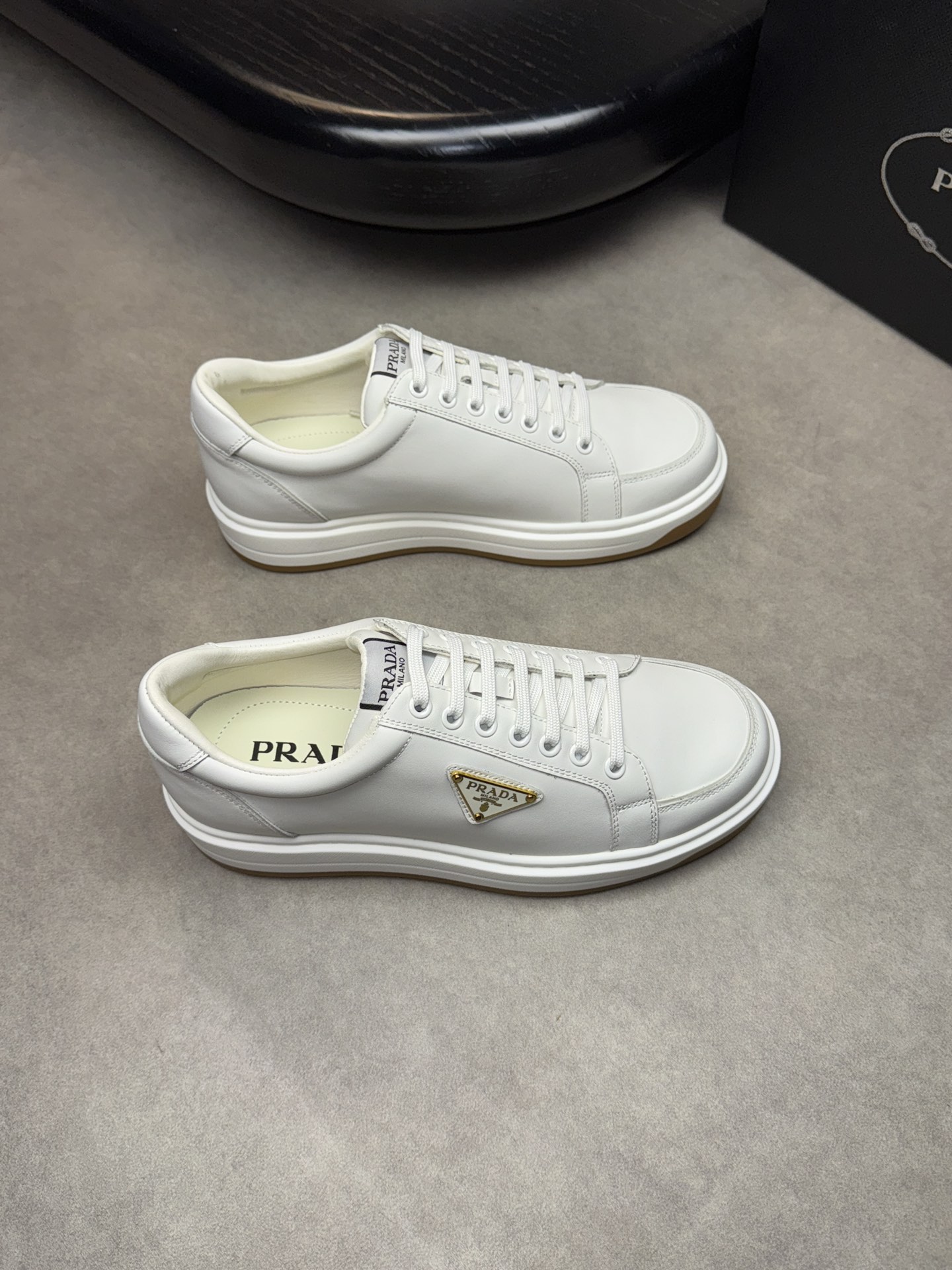 NO:274454,【PRADA】Prada - High-end quality Original single casual sports shoes - Upper Napa calfskin, shoe body brand metal fastener, shoe tongue brand logo cloth - Inner water dyed cowhide - Outsole ultra-light TPU foamed·rubber; Two-color molded outsole - Ultra-high quality control·fine workmanship highlighted (high-end·noble·grade) -Size 38-44 (45, custom made),,prada,prada,cowhide19860909【PRADA】普拉达 -高端品质 原单休闲运动板鞋 -鞋面纳帕小牛皮、鞋身品牌金属扣件、鞋舌品牌logo布标 -内里水染牛皮 -大底超轻TPU发泡·橡胶；双色成型大底 -超高品控·做工精细凸显(高端·贵气·档次) -Size 38-44（45,可订做),,prada,prada,cowhide,Men's shoes