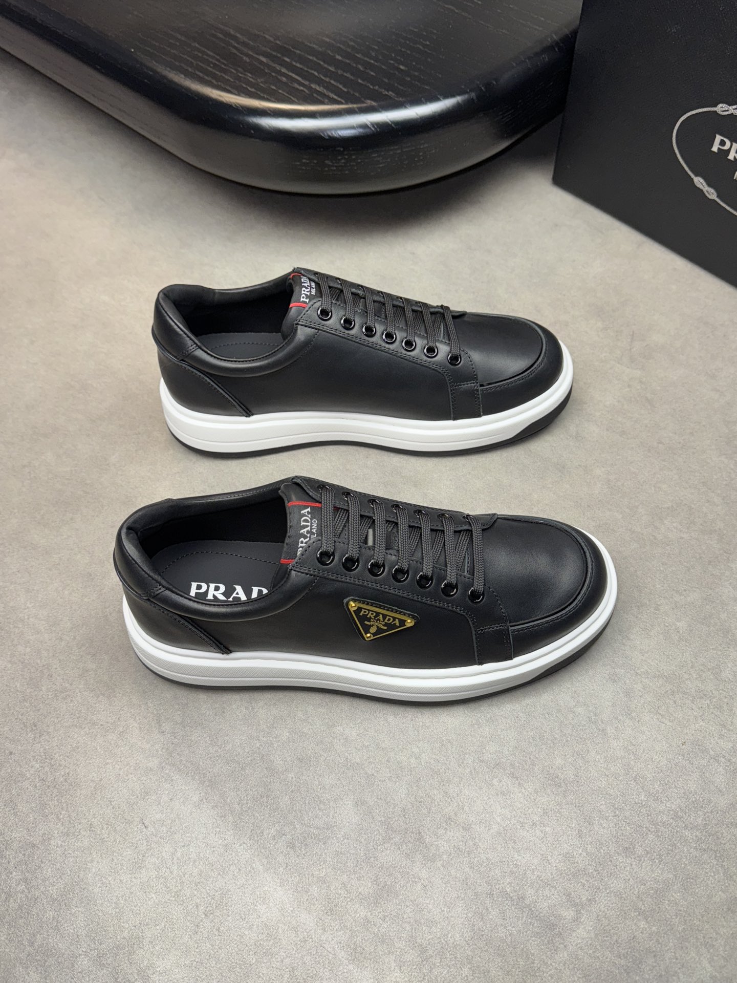 NO:274457,【PRADA】Prada - High-end quality Original single casual sports shoes - Upper Napa calfskin, shoe body brand metal fastener, shoe tongue brand logo cloth - Inner water dyed cowhide - Outsole ultra-light TPU foamed·rubber; Two-color molded outsole - Ultra-high quality control·fine workmanship highlighted (high-end·noble·grade) -Size 38-44 (45, custom made),,prada,prada,cowhide19860909【PRADA】普拉达  -高端品质 原单休闲运动板鞋 -鞋面纳帕小牛皮、鞋身品牌金属扣件、鞋舌品牌logo布标 -内里水染牛皮 -大底超轻TPU发泡·橡胶；双色成型大底 -超高品控·做工精细凸显(高端·贵气·档次) -Size 38-44（45,可订做),,prada,prada,cowhide,Men's shoes
