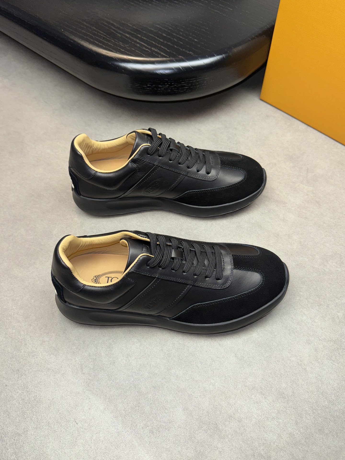 NO:273234,【TOD's】Todds - High-end quality Original single casual sneakers - Upper Napa calfskin, reverse velvet calfskin, shoe body, shoe tongue. Air compressor brand logo - Inner water dyed cowhide - Outsole ultra-light TPU foaming·rubber; Two-color molded outsole - Ultra-high quality control·fine workmanship highlighted (high-end, noble, grade) -Size 38-44 (45 can be customized)·03726,,Tod's,sneakers,cowhide19860909【TOD's】托德斯  -高端品质 原单休闲运动鞋 -鞋面纳帕小牛皮、反绒小牛皮、鞋鞋身.鞋舌.空压品牌logo -内里水染牛皮 -大底超轻TPU发泡·橡胶；双色成型大底 -超高品控·做工精细凸显(高端·贵气·档次) -Size 38-44（45可订做)·03726,,Tod's,sneakers,cowhide,Men's shoes