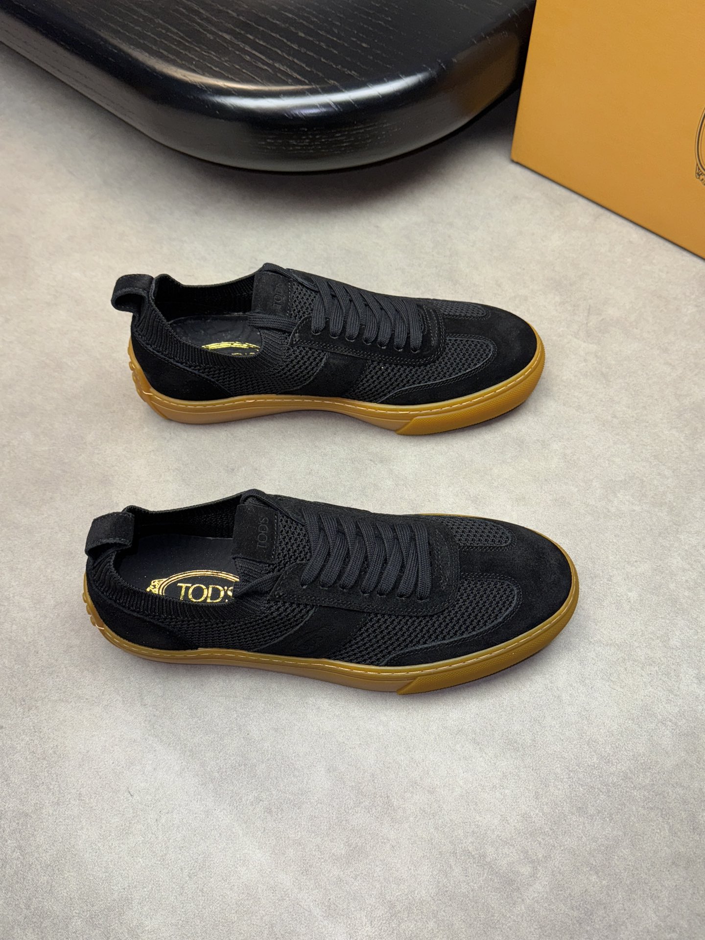 NO:273237,【TOD's】Todds - High-end quality Original single casual sports shoes - Upper reverse velvet calfskin, brand knitted cloth, shoe body, tongue, air compressor brand logo - Inner water dye cowhide - Outsole ultralight TPR·rubber; Formed sole - Ultra-high quality control·fine workmanship highlighted (high-end, noble, grade) -Size 39-44 (38, 45, custom made)·0039,,Tod's,cowhide19860909【 TOD's】托德斯  -高端品质 原单休闲运动板鞋 -鞋面反绒小牛皮、品牌针织布匹、鞋身.鞋舌.空压品牌logo -内里水染牛皮 -大底超轻TPR·橡胶; 成型大底 -超高品控·做工精细凸显(高端·贵气·档次) -Size 39-44（38,45,可订做)·0039,,Tod's,cowhide,Men's shoes