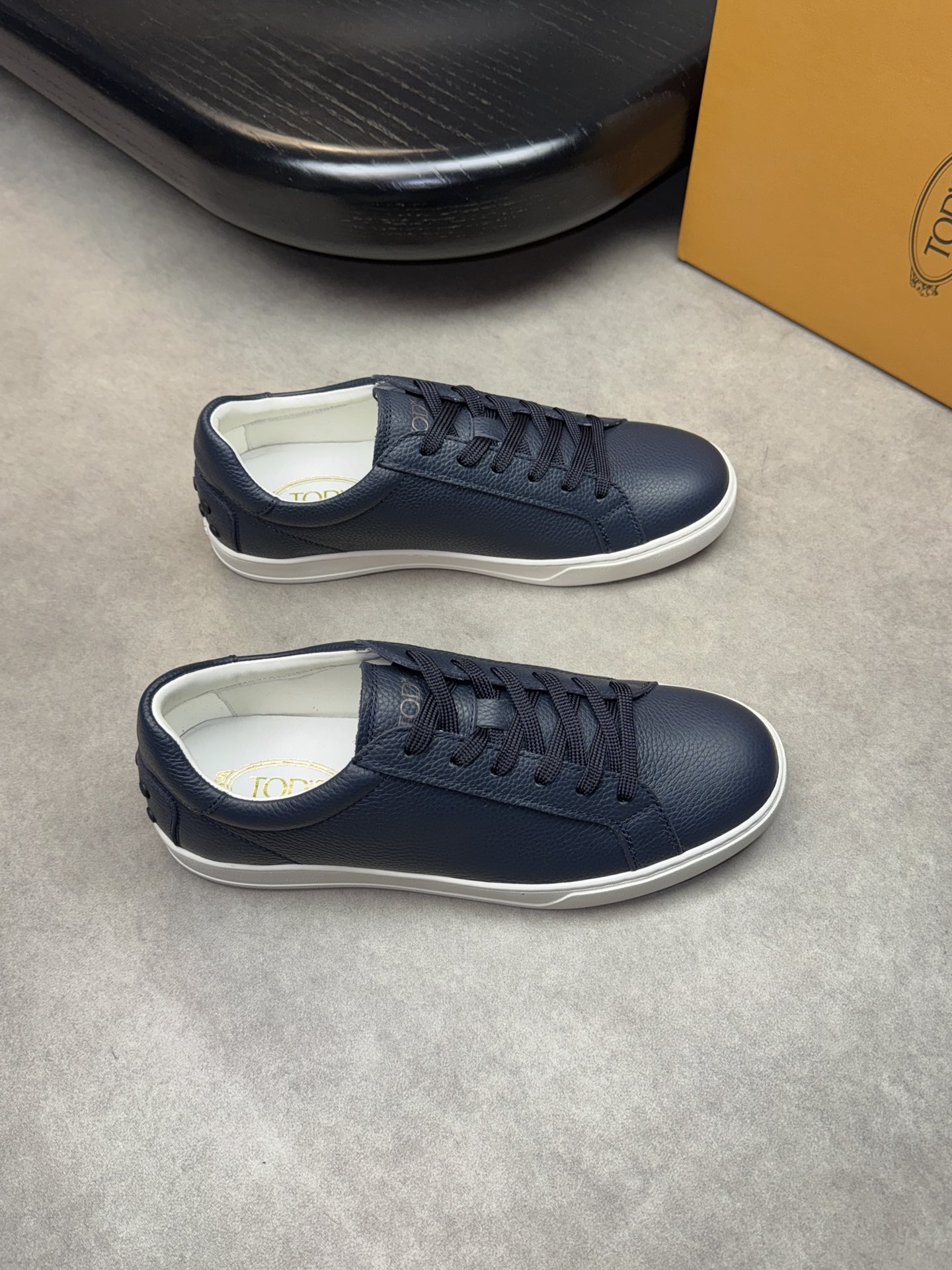 NO:273239,【TOD's】Todds - High-end quality Original single casual sports shoes - Upper with a calfskin, tongue, air compressor brand logo, heel inlaid brand plastic module - Inner water dyed cowhide - Outsole ultra-light TPR·rubber; Formed sole - Ultra-high quality control, fine workmanship highlighted (high-end, noble, grade) -Size 39-44 (38,45, custom made)·0039,,Tod's,cowhide19860909【 TOD's】托德斯  -高端品质 原单休闲运动板鞋 -鞋面摔纹小牛皮、鞋舌.空压品牌logo、后跟镶嵌品牌塑胶模块 -内里水染牛皮 -大底超轻TPR·橡胶; 成型大底 -超高品控·做工精细凸显(高端·贵气·档次) -Size 39-44（38,45,可订做)·0039,,Tod's,cowhide,Men's shoes