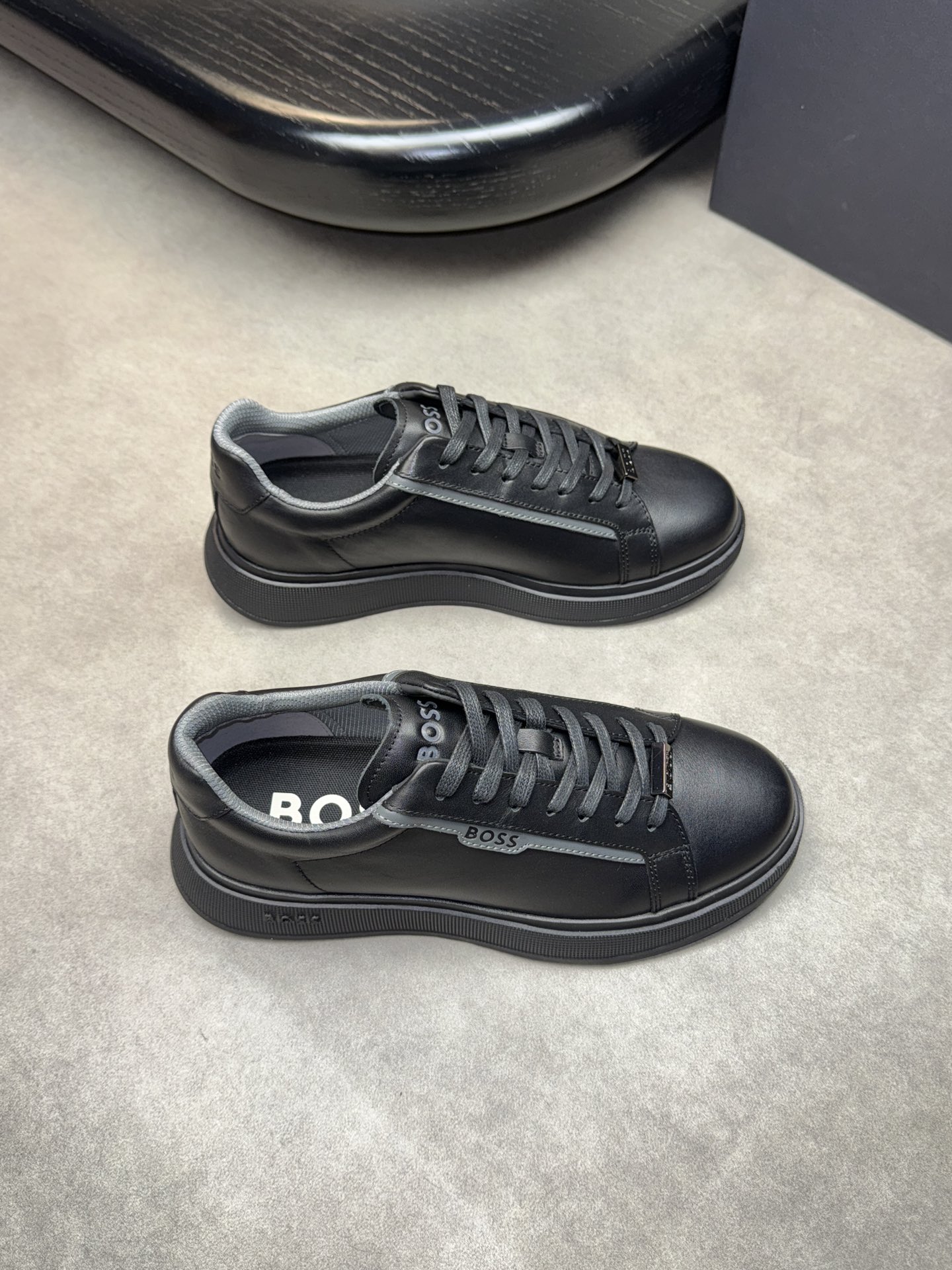 NO:273241,【BOSS】Boss - High-end quality Original single casual sneakers - Upper Napa calfskin, heel, air compressor, shoe body. Silk-print brand logo - Inner brand canvas - Outsole ultra-light TPU foam; molded outsole - Ultra-high quality control, fine workmanship highlighted (high-end, noble, grade) -Size 39-44 (38,45, custom made)·0039,,sneakers,cowhide19860909【BOSS】博思 -高端品质 原单休闲运动鞋 -鞋面纳帕小牛皮、后跟.空压、鞋身.丝印品牌logo -内里品牌帆布 -大底超轻TPU发泡；成型大底 -超高品控·做工精细凸显(高端·贵气·档次) -Size 39-44（38,45,可订做)·0039,,sneakers,cowhide,Men's shoes