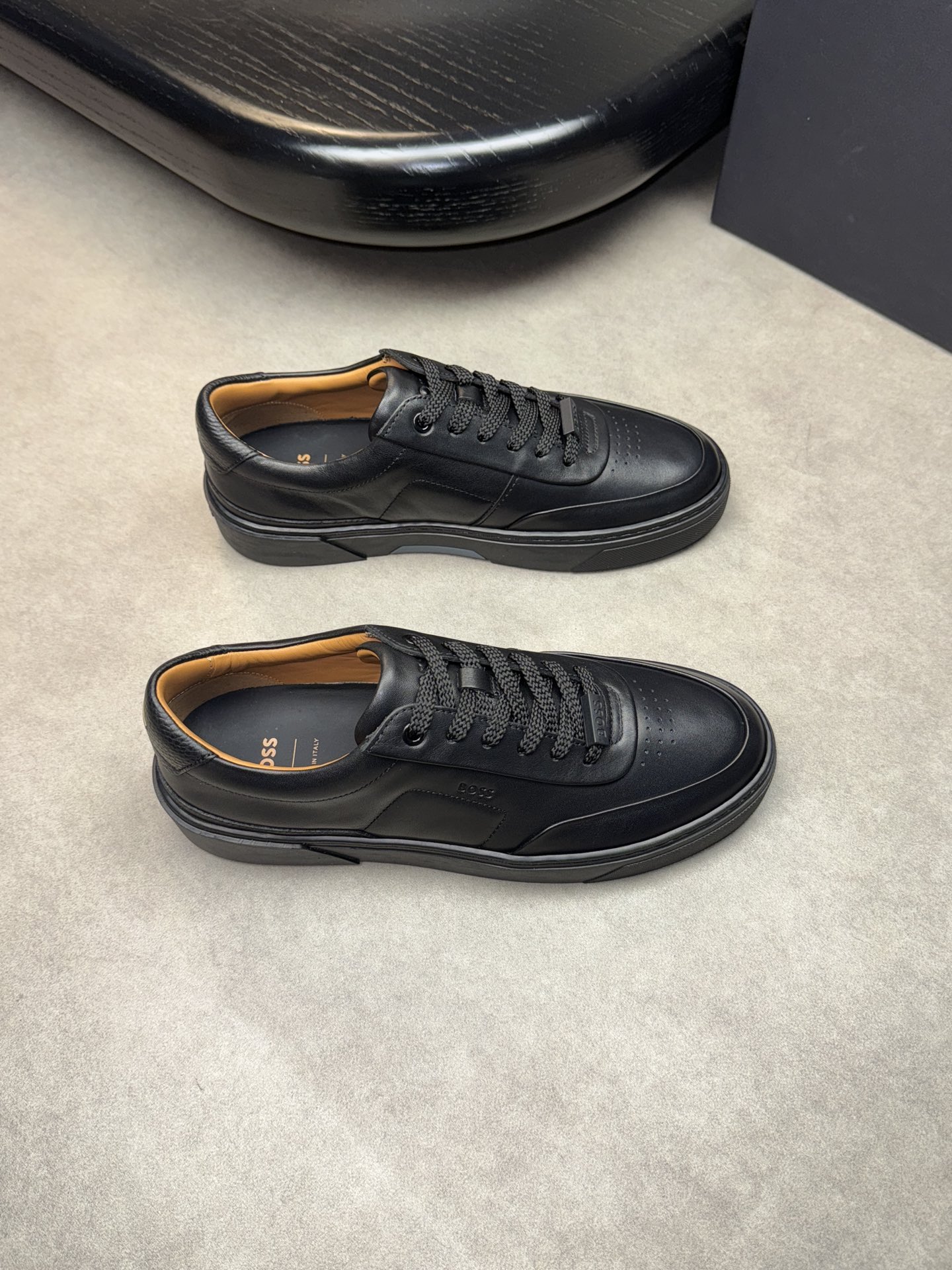 NO:273245,【BOSS】Boss - High-end quality Original single casual sneakers - Upper Napa calfskin, brand metal fastener heel. Silk-print brand logo, shoe body, tongue. Air compressor brand logo - Inner brand canvas - Outsole ultra-light TPU foam; molded outsole - Ultra-high quality control · Fine workmanship highlight (high-end, noble, grade) -Size 39-44 (38, 45, custom made)·0039,,sneakers,cowhide19860909【BOSS】博思 -高端品质 原单休闲运动鞋 -鞋面纳帕小牛皮、品牌金属扣件后跟.丝印品牌logo、鞋身.鞋舌.空压品牌logo -内里品牌帆布 -大底超轻TPU发泡；成型大底 -超高品控·做工精细凸显(高端·贵气·档次) -Size 39-44（38,45,可订做)·0039,,sneakers,cowhide,Men's shoes