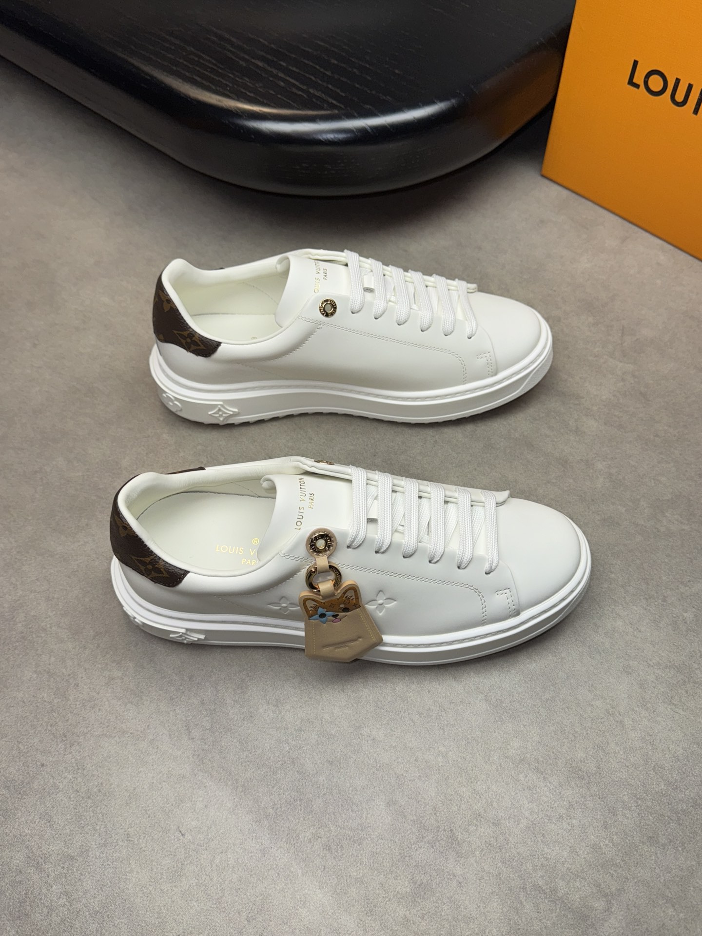 NO:273247,【Louis Vuitton】Louis Vuitton - High-end quality Original couple outfit Casual sports shoes - upper silk calfskin, tongue; silk-print high-cycle brand totem, heel brand PVC leather - inner water dyed cowhide - outsole ultra-light TPU·rubber foam; molded outsole - ultra-high quality control·fine workmanship highlighted (high-end, noble, grade) -Size Men and women's same style 35-44 (female 34, 40, 41, men 45, 46, 47, can be customized)·L0179,,louis vuitton,louis vuitton,sneakers,cowhide19860909【Louis Vuitton】路易威登 -高端品质 原单 情侣装 休闲运动鞋 -鞋面丝绸小牛皮、鞋舌；丝印高周波品牌图腾、后跟品牌PVC皮料 -内里水染牛皮 -大底超轻TPU·橡胶发泡；成型大底 -超高品控·做工精细凸显(高端·贵气·档次) -Size 男女同款35-44（女34,40,41,男45,46,47,可订做)·L0179,,louis vuitton,louis vuitton,sneakers,cowhide,Men's shoes