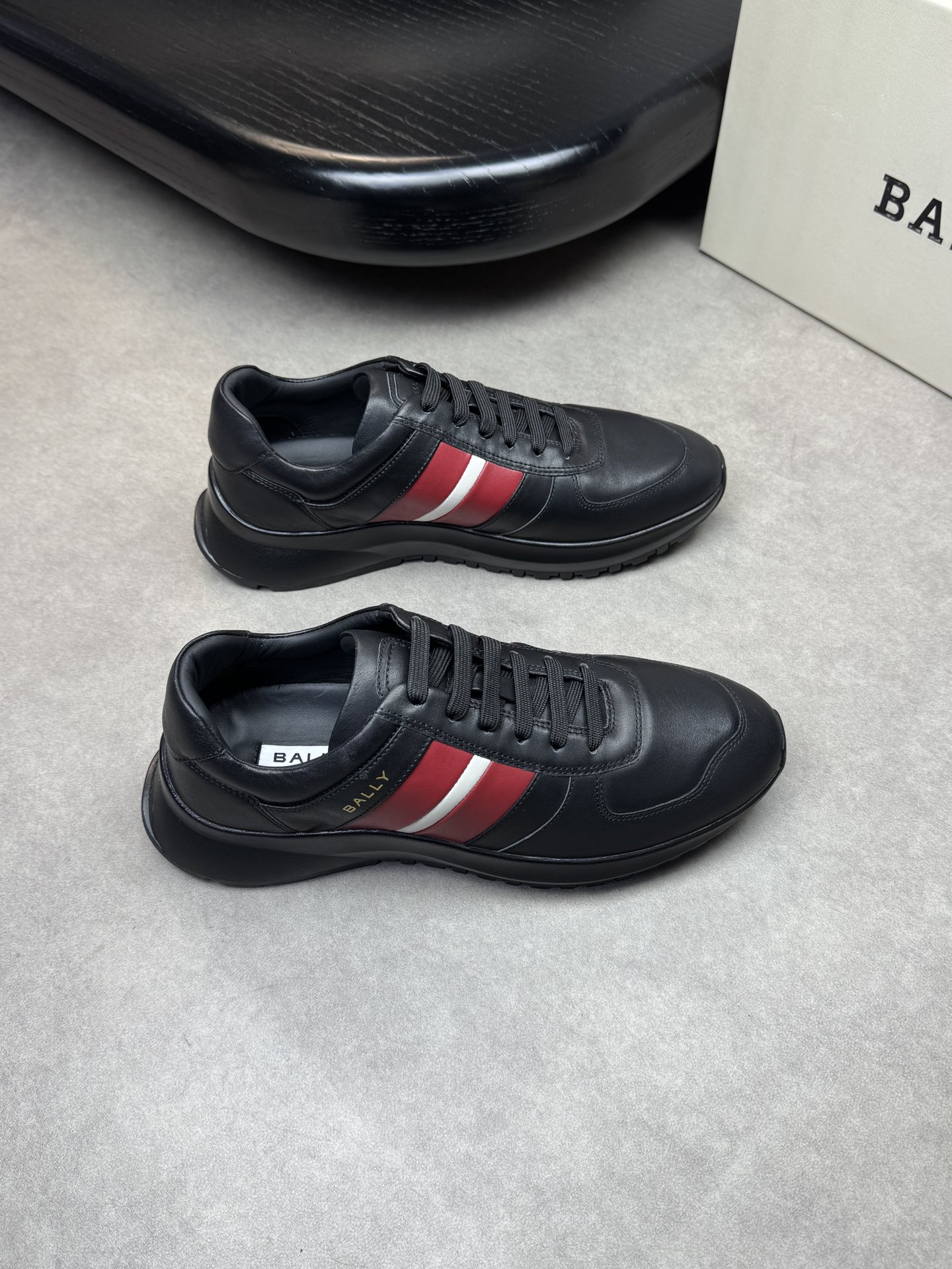 NO:273698,【BALLY】Barley - High-end quality Original single casual sports shoes - Upper Napa calfskin, shoe body. Silk-print brand logo, shoe tongue air compressor brand logo - Inner water dye cowhide - Outsole ultra-light TPU·rubber; Two-color molded outsole - Ultra-high quality control·fine workmanship highlighted (high-end, noble, grade) -Size 39-44 (38, 45, 46, custom made)·BL01462,,bally,cowhide19860909【BALLY】巴利  -高端品质 原单休闲运动板鞋 -鞋面纳帕小牛皮、鞋身.丝印品牌logo、鞋舌空压品牌logo -内里水染牛皮 -大底超轻TPU·橡胶；双色成型大底 -超高品控·做工精细凸显(高端·贵气·档次) -Size 39-44（38,45,46,可订做)·BL01462,,bally,cowhide,Men's shoes