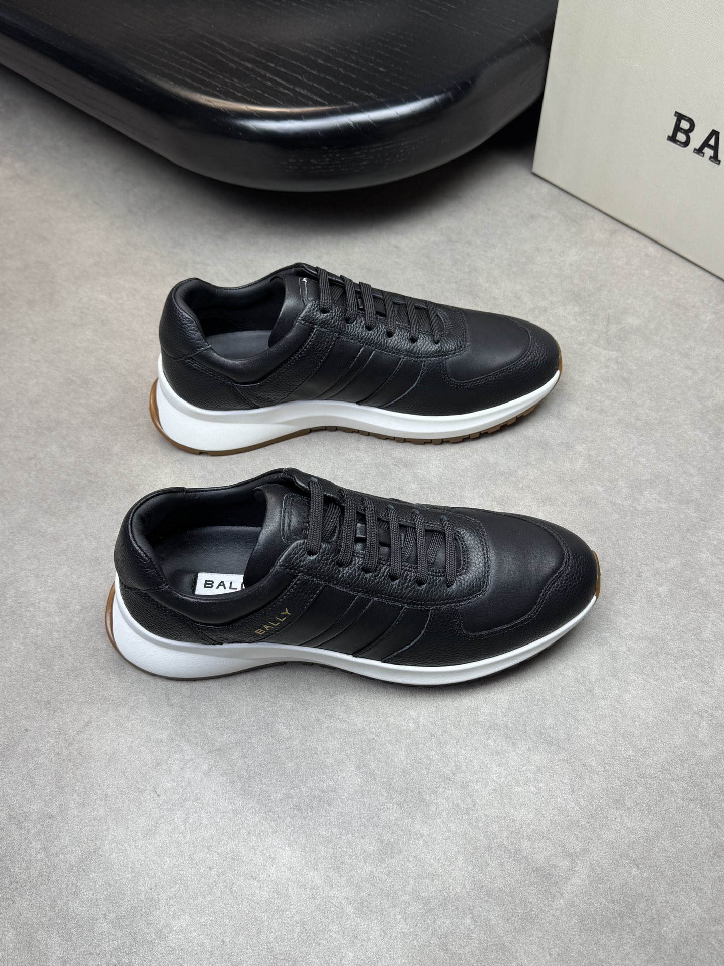 NO:273701,【BALLY】Barry - High-end quality Original single casual sports shoes - Upper Napa calfskin, slammed calfskin, shoe body. Silk-print brand logo, shoe tongue air compressor brand logo - Inner water dye cowhide - Outsole ultra-light TPU·rubber; Two-color molded sole - Ultra-high quality control, fine workmanship highlighted (high-end, noble, grade) -Size 39-44 (38, 45, 46, can be customized)·BL01462,,bally,cowhide19860909【BALLY】巴利  -高端品质 原单休闲运动板鞋 -鞋面纳帕小牛皮、摔纹小牛皮、鞋身.丝印品牌logo、鞋舌空压品牌logo -内里水染牛皮 -大底超轻TPU·橡胶；双色成型大底 -超高品控·做工精细凸显(高端·贵气·档次) -Size 39-44（38,45,46,可订做)·BL01462,,bally,cowhide,Men's shoes