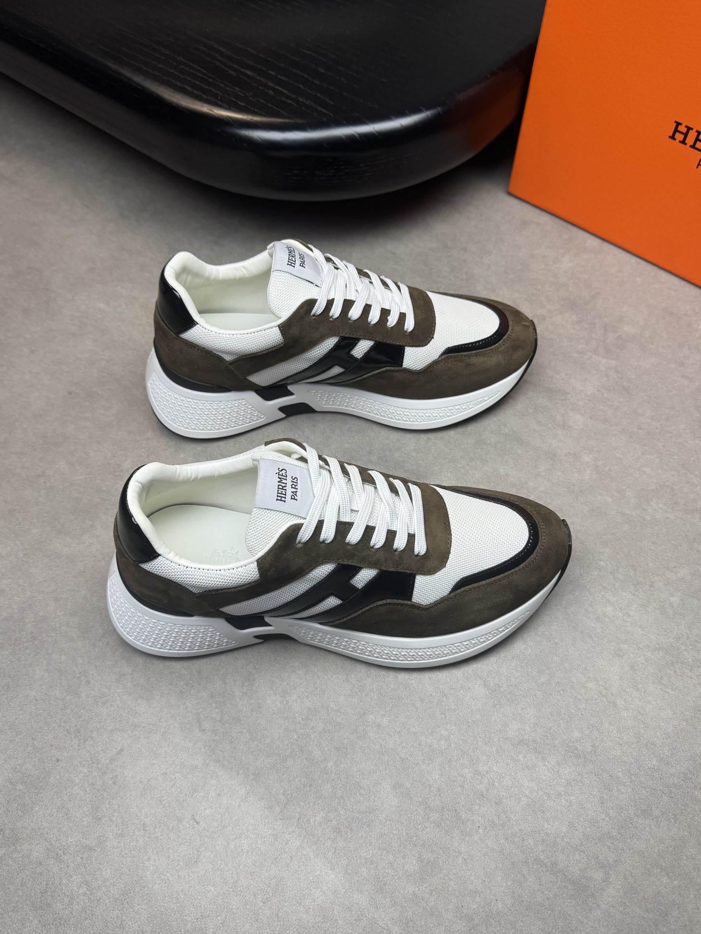 NO:273335,【HERMES】HERMES - High-end quality Original single casual sneakers - Upper back-fleece calfskin, open-edge beaded calfskin, brand high mercerized canvas body stitching H totem - Inner water dyed cowhide - Outsole ultralight TPU foaming·rubber; Two-color molded sole - Ultra-high quality control·fine workmanship highlighted (high-end·noble·grade) -Size 39-44 (38,45, custom made)·H0118,,hermes,hermes,sneakers,cowhide19860909【 HERMES】爱马仕 -高端品质 原单休闲运动鞋 -鞋面反绒小牛皮、开边珠小牛皮、品牌高丝光帆布鞋身车缝H图腾 -内里水染牛皮 -大底超轻TPU发泡·橡胶；双色成型大底 -超高品控·做工精细凸显(高端·贵气·档次) -Size 39-44（38,45,可订做)·H0118,,hermes,hermes,sneakers,cowhide,Men's shoes