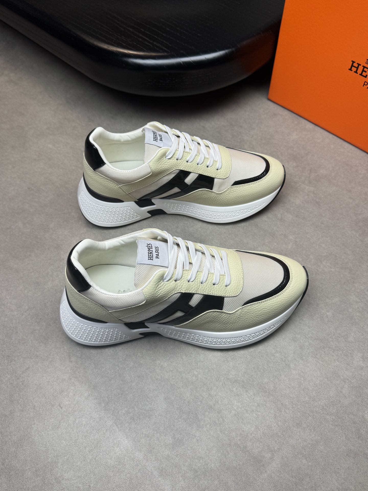 NO:533076,【HERMES】HERMES - High-end quality Original single casual sneakers - Upper with a calfskin, open-edge beaded calfskin, brand high mercerized canvas body stitching H totem - Inner water dyed cowhide - Outsole ultralight TPU foaming·rubber; Two-color molded sole - Ultra-high quality control·fine workmanship highlighted (high-end·noble·grade) -Size 39-44 (38,45, custom made)·H0118,,hermes,hermes,sneakers,cowhide19860909【 HERMES】爱马仕 -高端品质 原单休闲运动鞋 -鞋面摔纹小牛皮、开边珠小牛皮、品牌高丝光帆布鞋身车缝H图腾 -内里水染牛皮 -大底超轻TPU发泡·橡胶；双色成型大底 -超高品控·做工精细凸显(高端·贵气·档次) -Size 39-44（38,45,可订做)·H0118,,hermes,hermes,sneakers,cowhide,Men's shoes