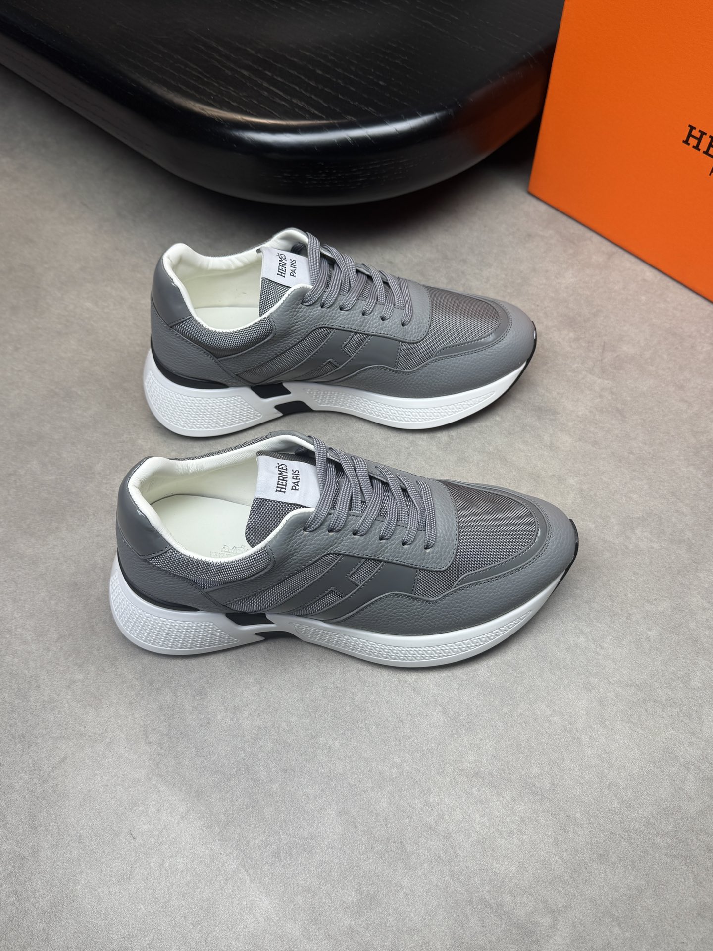 NO:273338,【HERMES】HERMES - High-end quality Original single casual sneakers - Upper with a calfskin, open-edge beaded calfskin, brand high mercerized canvas body stitching H totem - Inner water dyed cowhide - Outsole ultralight TPU foaming·rubber; Two-color molded sole - Ultra-high quality control·fine workmanship highlighted (high-end·noble·grade) -Size 39-44 (38,45, custom made)·H0118,,hermes,hermes,sneakers,cowhide19860909【 HERMES】爱马仕 -高端品质 原单休闲运动鞋 -鞋面摔纹小牛皮、开边珠小牛皮、品牌高丝光帆布鞋身车缝H图腾 -内里水染牛皮 -大底超轻TPU发泡·橡胶；双色成型大底 -超高品控·做工精细凸显(高端·贵气·档次) -Size 39-44（38,45,可订做)·H0118,,hermes,hermes,sneakers,cowhide,Men's shoes