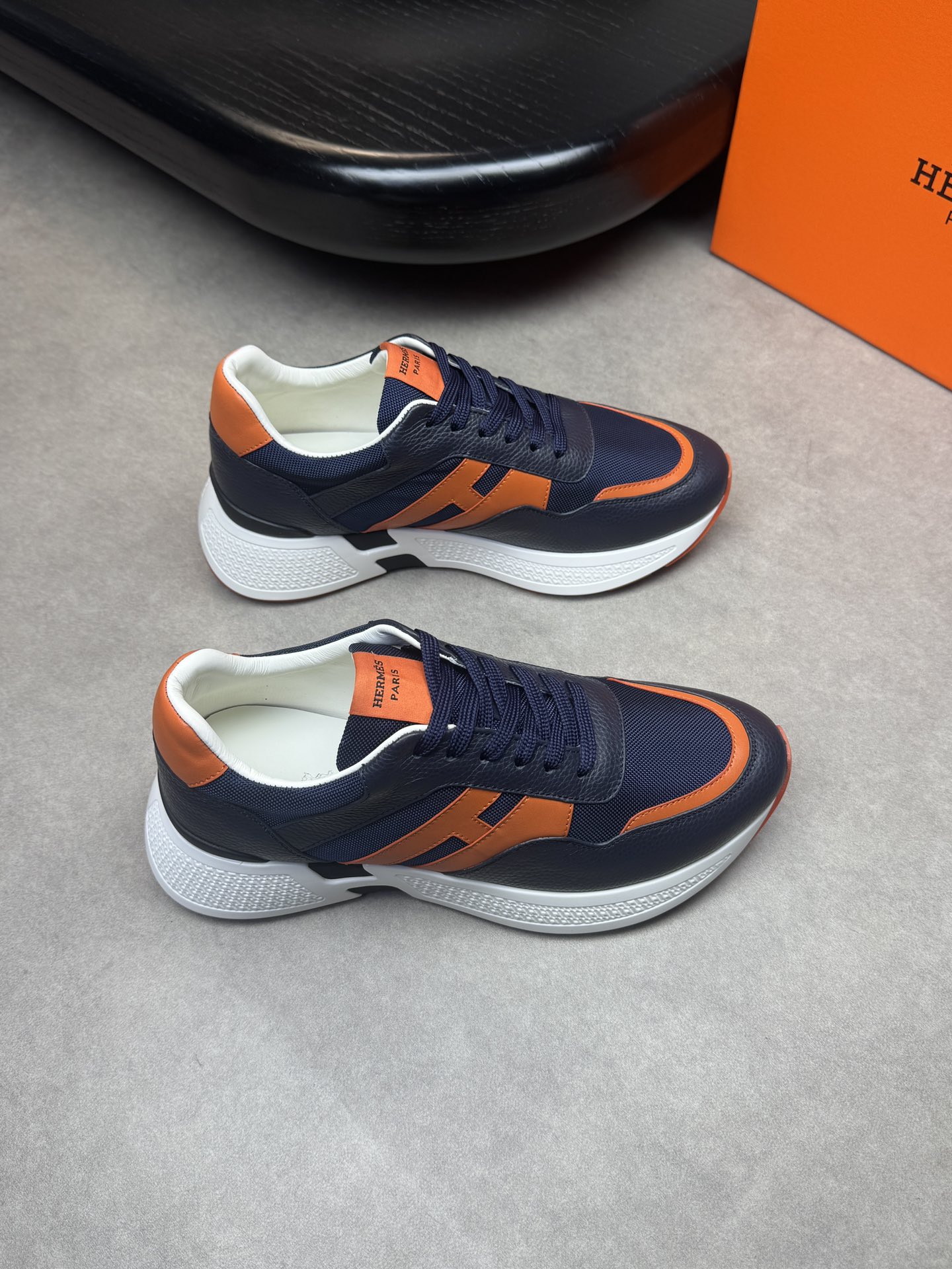 NO:533069,【HERMES】HERMES - High-end quality Original single casual sneakers - Upper with a calfskin, brand high mercerized canvas shoe body stitching H totem - Inner water dyed cowhide - Outsole ultralight TPU foaming·rubber; Two-color molded sole - Ultra-high quality control·fine workmanship highlighted (high-end, noble, grade) -Size 39-44 (38,45, custom made)·H0118,,hermes,hermes,sneakers,cowhide19860909【 HERMES】爱马仕 -高端品质 原单休闲运动鞋 -鞋面摔纹小牛皮、品牌高丝光帆布鞋身车缝H图腾 -内里水染牛皮 -大底超轻TPU发泡·橡胶；双色成型大底 -超高品控·做工精细凸显(高端·贵气·档次) -Size 39-44（38,45,可订做)·H0118,,hermes,hermes,sneakers,cowhide,Men's shoes