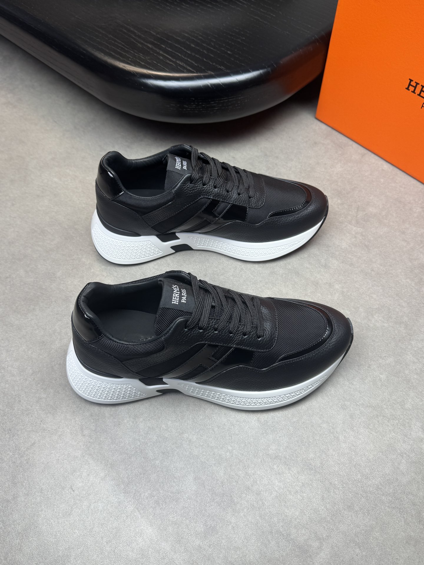 NO:273341,【HERMES】HERMES - High-end quality Original single casual sneakers - Upper with a calfskin, brand high mercerized canvas shoe body stitching H totem - Inner water dyed cowhide - Outsole ultralight TPU foaming·rubber; Two-color molded sole - Ultra-high quality control·fine workmanship highlighted (high-end, noble, grade) -Size 39-44 (38,45, custom made)·H0118,,hermes,hermes,sneakers,cowhide19860909【 HERMES】爱马仕 -高端品质 原单休闲运动鞋 -鞋面摔纹小牛皮、品牌高丝光帆布鞋身车缝H图腾 -内里水染牛皮 -大底超轻TPU发泡·橡胶；双色成型大底 -超高品控·做工精细凸显(高端·贵气·档次) -Size 39-44（38,45,可订做)·H0118,,hermes,hermes,sneakers,cowhide,Men's shoes